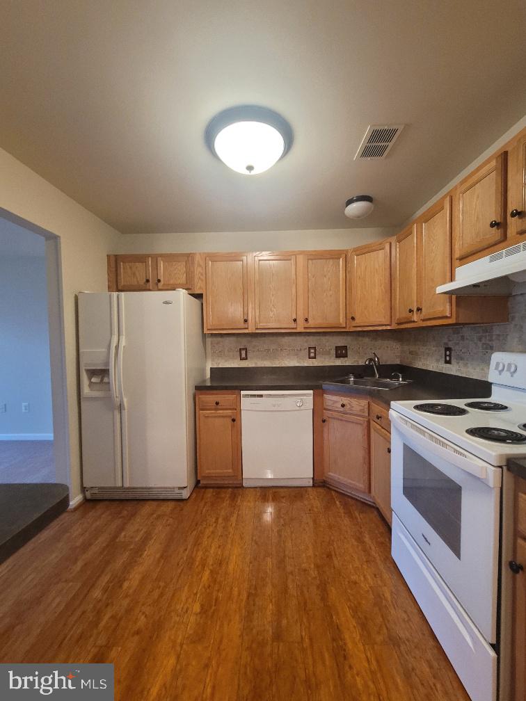 LAKESIDE CONDOS - Residential Lease