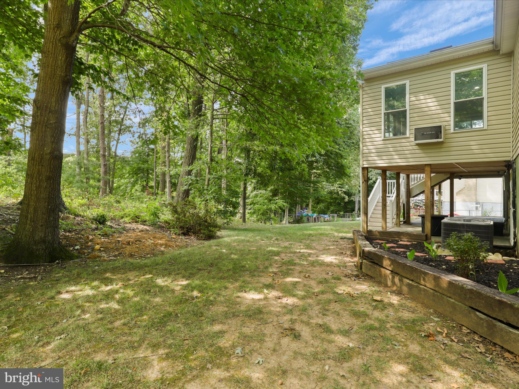 LINCOLNIA WOODS - Residential
