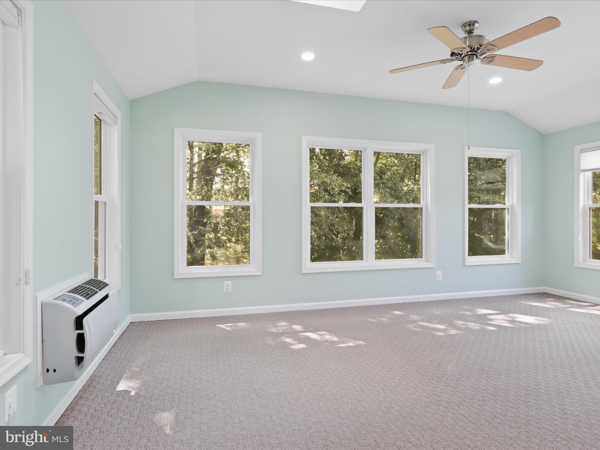 LINCOLNIA WOODS - Residential