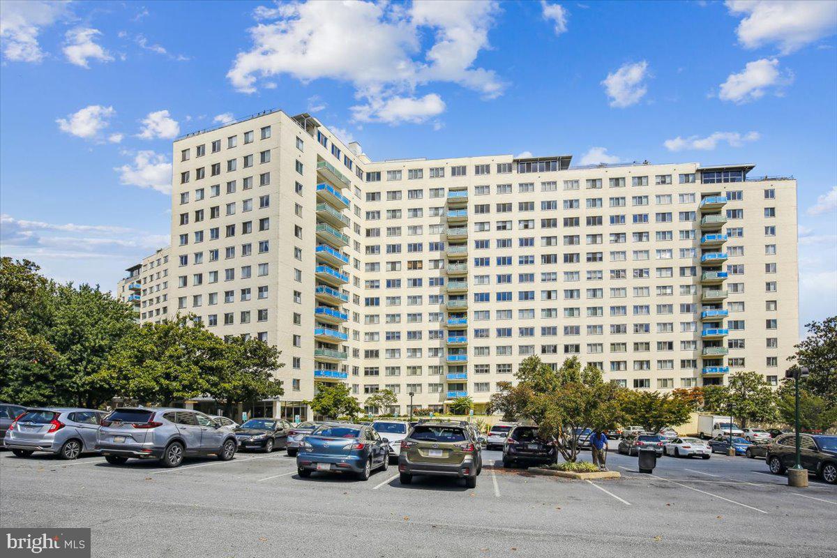This beautiful and spacious 844 sq. ft. 1-bedroom, 1-bathroom condo offers modern comfort in a prime location just steps from the Grosvenor Metro station. The updated kitchen features elegant granite countertops along with a brand-new cooktop and stylish wall oven, while residents enjoy full-service building amenities including 24/7 front desk service, secure entry, swimming pool, fitness center, on-site laundry room, grilling and picnic areas, and ample community parking. Ideally situated for commuters, the home provides easy access to Walter Reed, NIH, Bethesda, North Bethesda, Rockville, and Washington, DC, with quick access to major highways, a short walk to Grosvenor Metro, and proximity to top shops, restaurants, and parks. Note: Fully furnished rooms shown in virtually staged images.