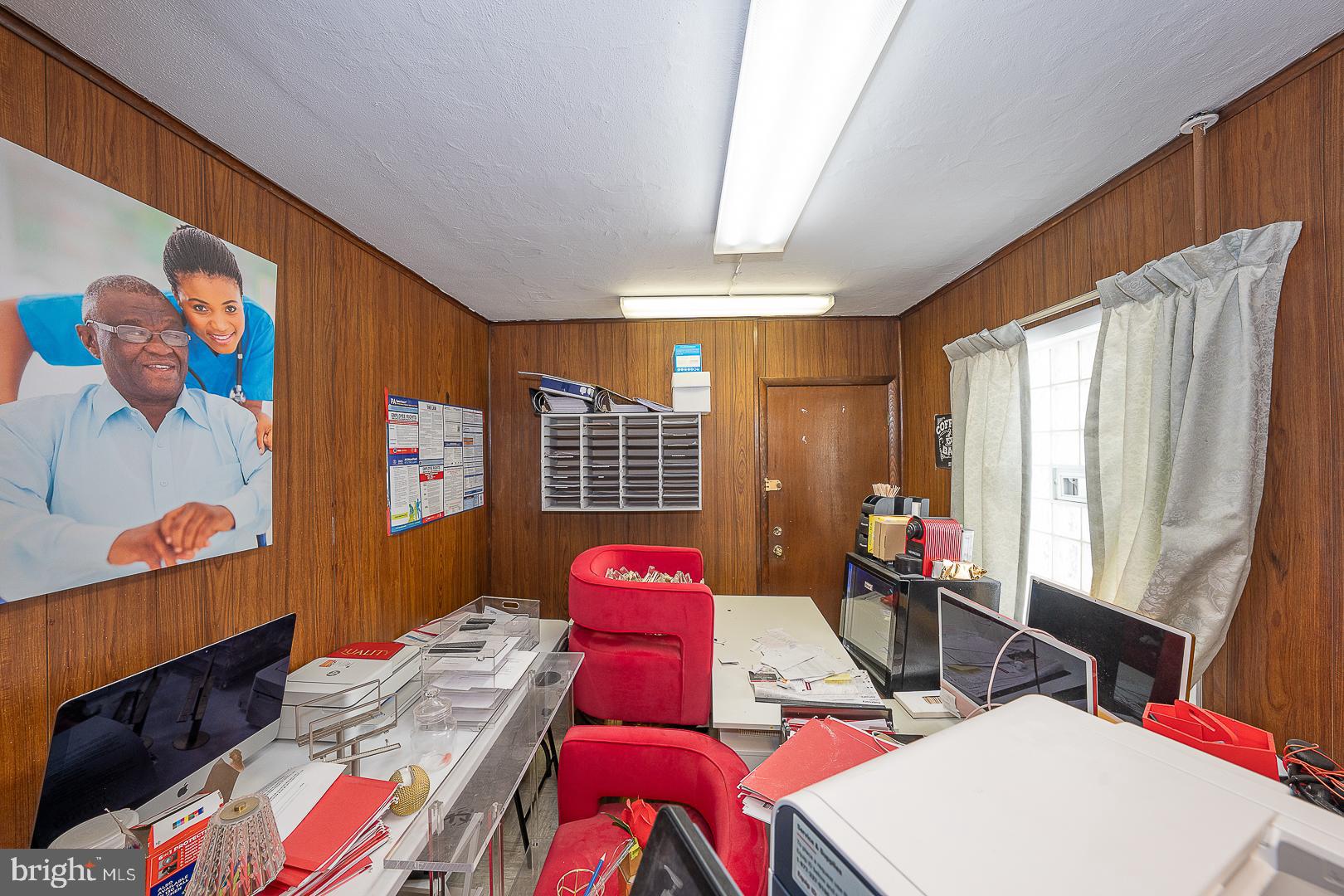 HOLMESBURG - Commercial Sale