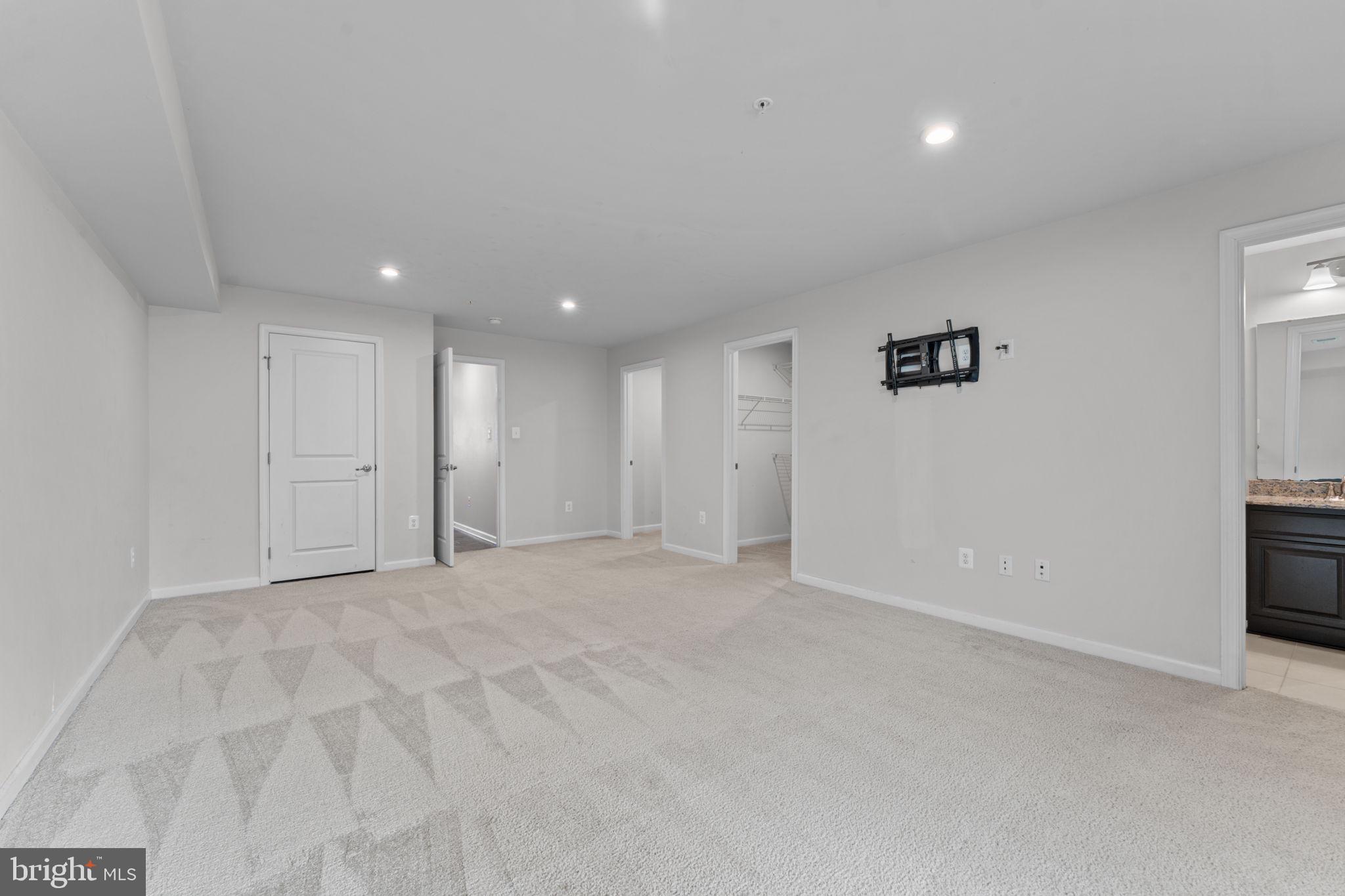 CREEKSIDE VILLAGE - Residential