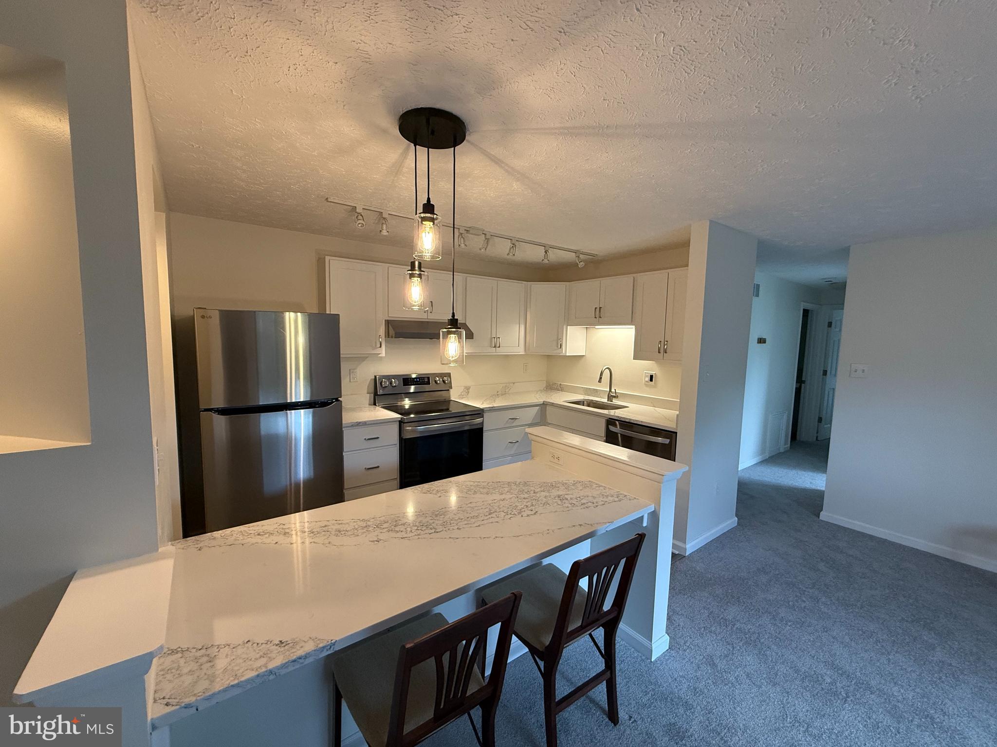 KNOLLS AT NORTH LAKE CONDOMINIUM - Residential Lease
