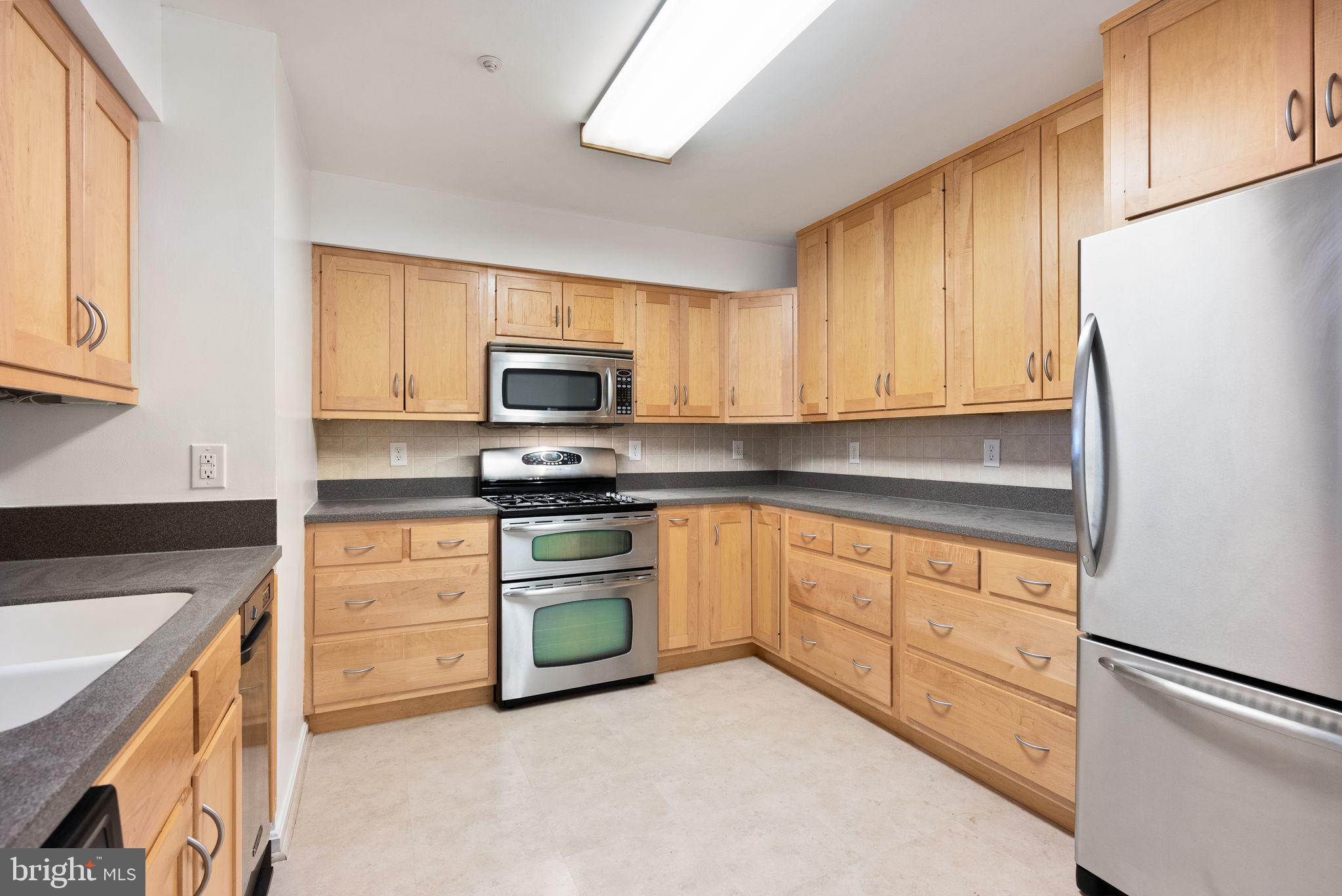 STRATFORD PLACE AT KINGS - Residential