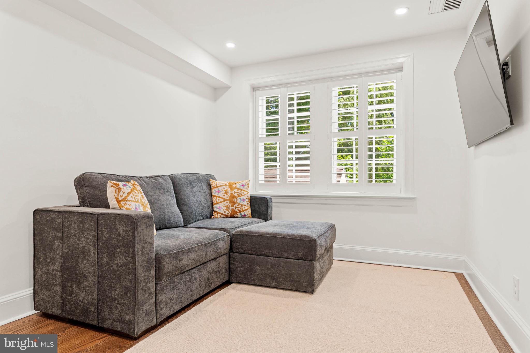 CHESTNUT HILL - Residential