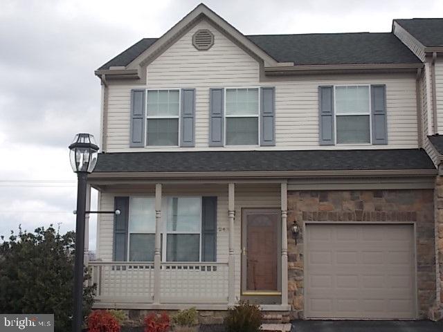 STUNNING DUPLEX MODEL IN MINT CONDITION* 3/4 BDRMS & 3.5 BA*OPEN FLOOR PLAN*BEAUTIFUL KIT W/GRANITE COUNTERS, INCL SS APPLIANCES & CERAMIC TILE*MORNING RM OFF KIT ACCESSES THE DECK*WOOD FLOORS IN THE LR*YOU'LL LOVE THE HUGE FAMILY ROOM W/LOADS OF NATURAL LIGHT, WALK-OUT, FIREPLACE, FULL BATH + 4TH BEDROOM OR OFFICE, ETC*NEUTRAL DECOR THRU-OUT*1ST FLR LAUNDRY ROOM*TURN KEY & LOW MAINTENANCE*