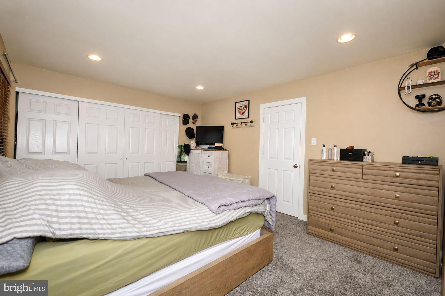 VILLAGE SHIRES - Residential