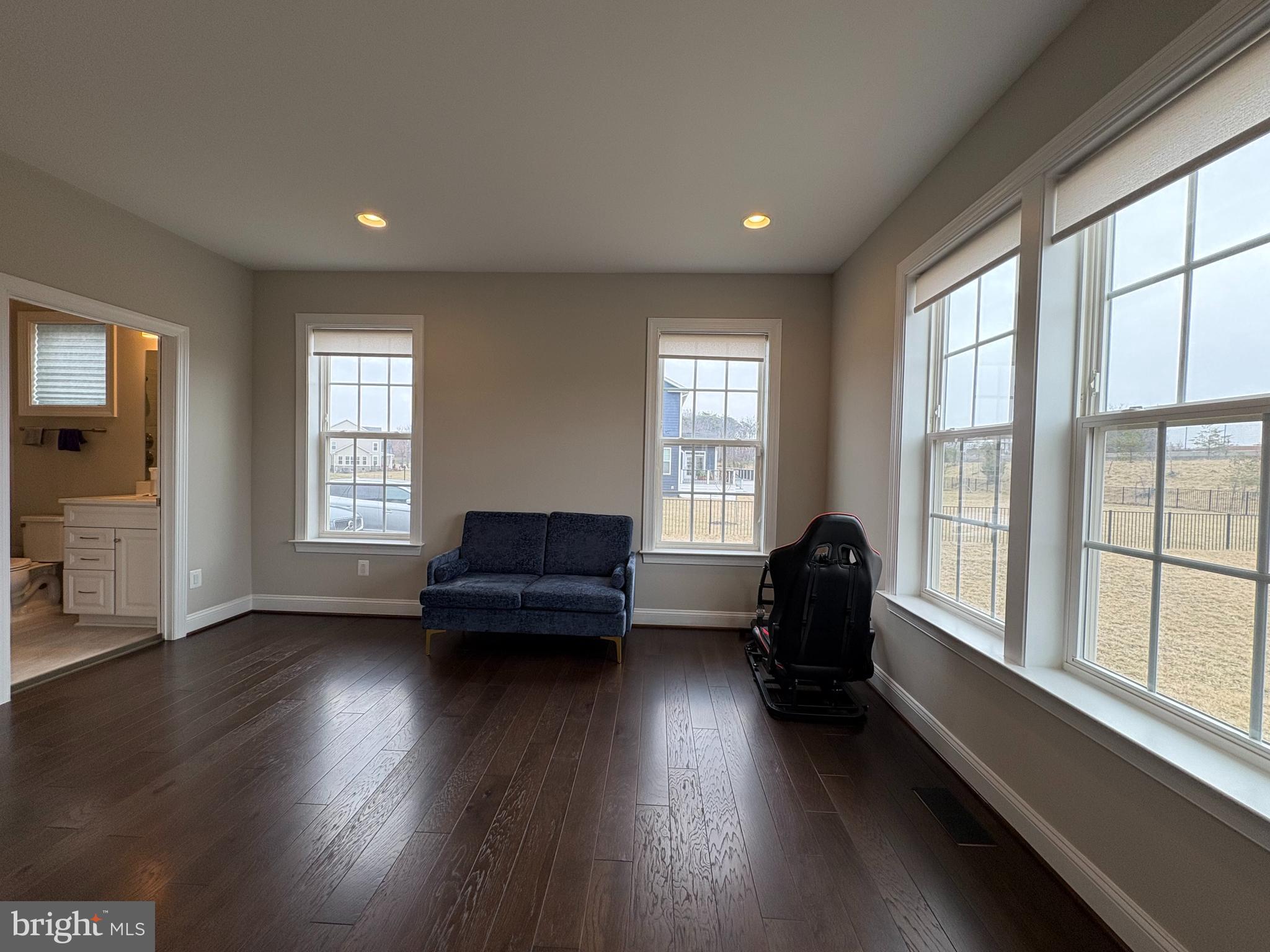 OAKTON VIEW - Residential