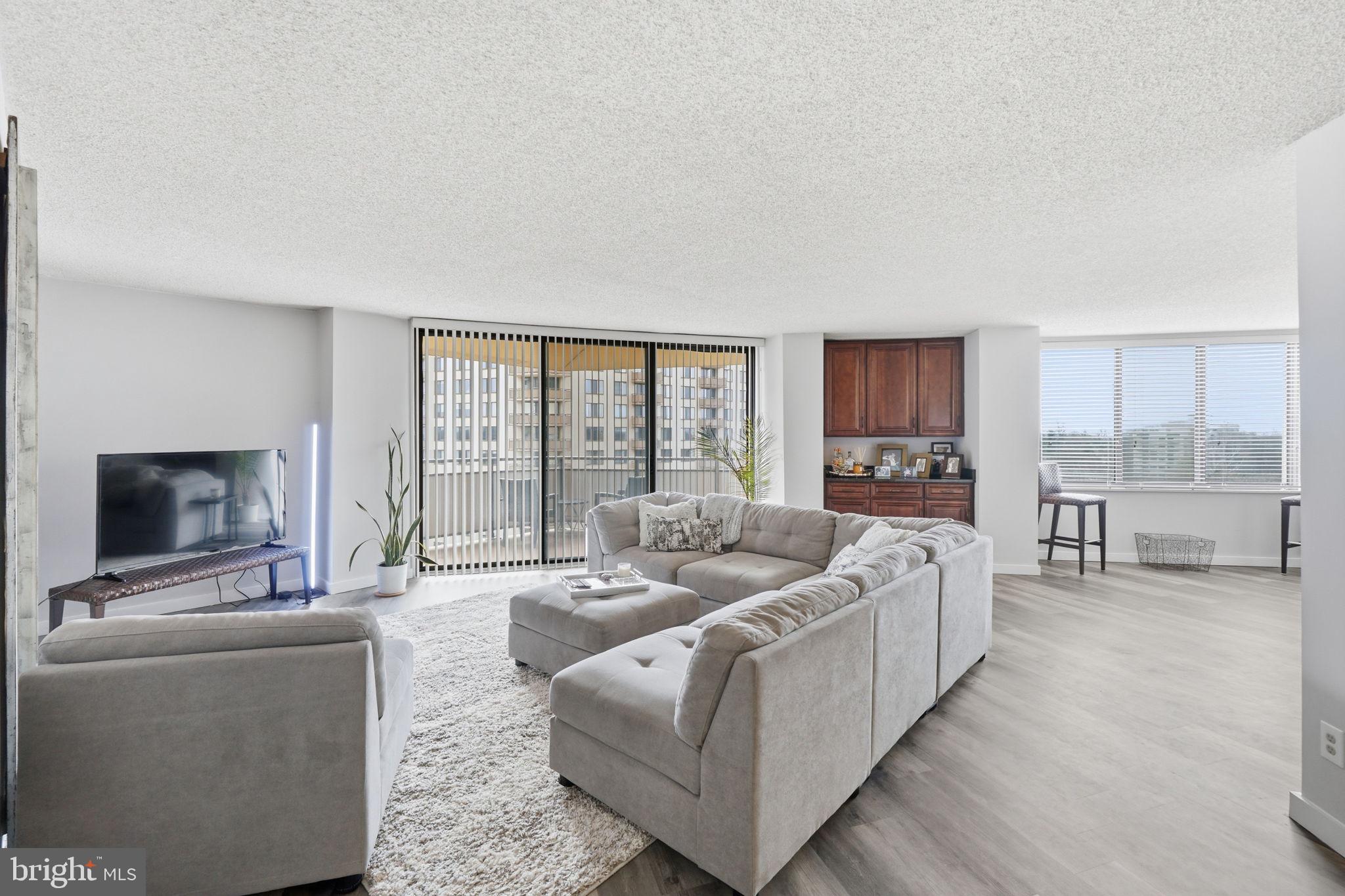 PROMENADE TOWERS - Residential