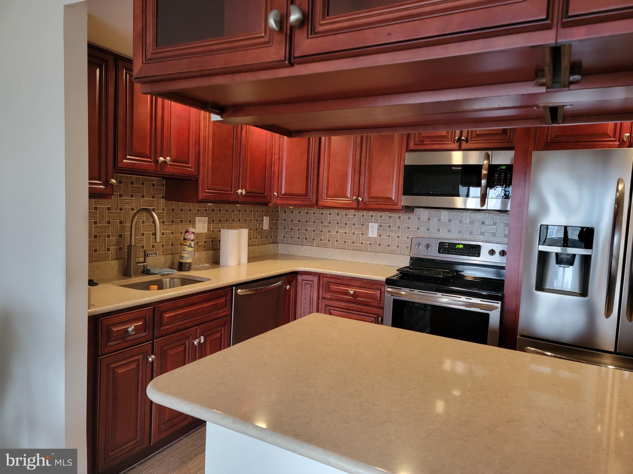 LOGAN SQUARE - Residential