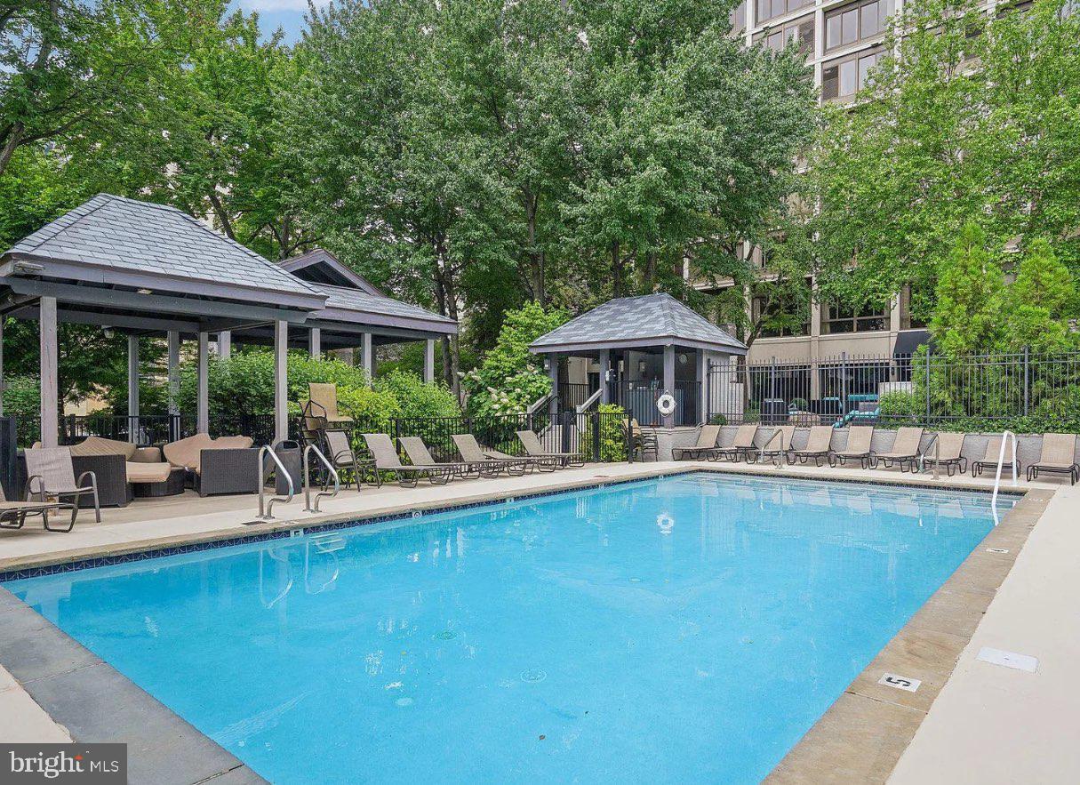 LOGAN SQUARE - Residential
