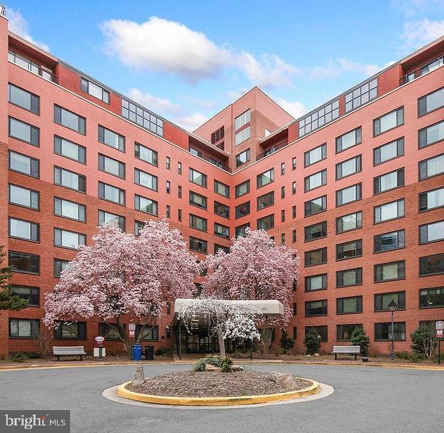 Move right into this charming studio or customize it with your own personal touches. An excellent investment opportunity with strong rental potential, or the perfect home for a student or working
Professional. Ideally located just minutes from shopping, dining, Georgetown, the Rosslyn Metro, and
Ronald Reagan Washington National Airport.  Enjoy easy access to everything the area has to offer 
while taking in scenic city views overlooking Freedom Park.
