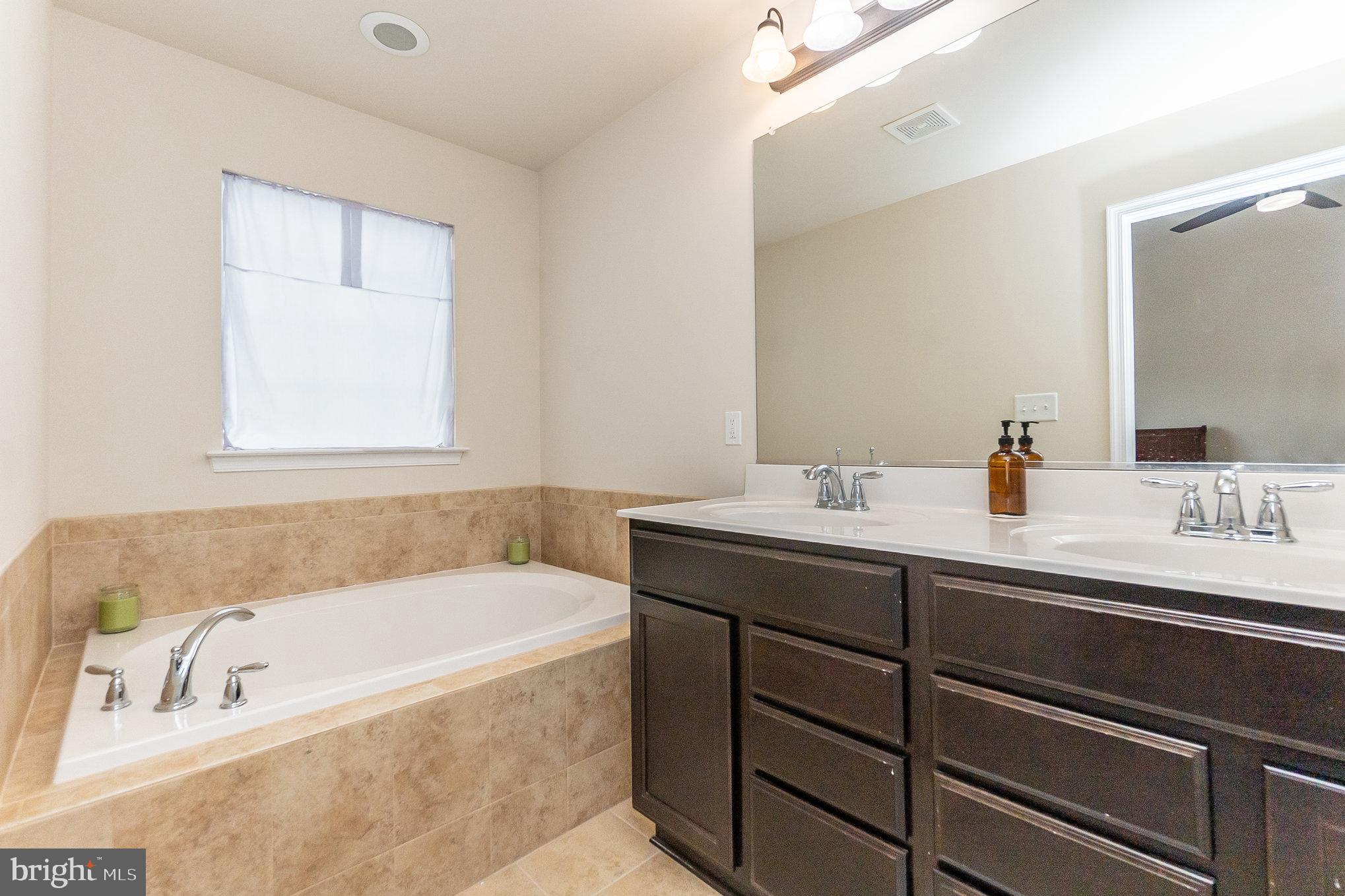 THE TOWNHOMES AT LAKESIDE - Residential