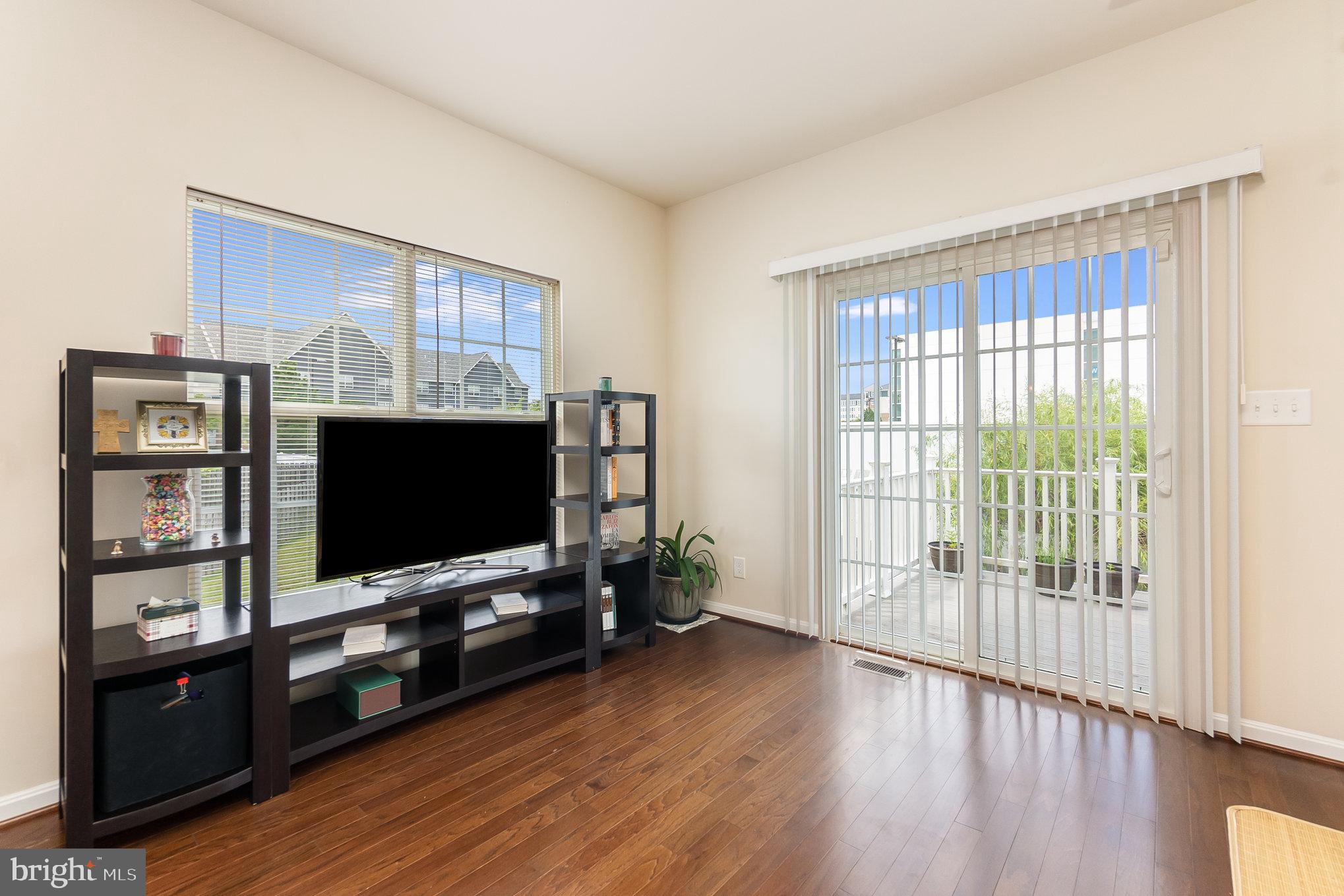 THE TOWNHOMES AT LAKESIDE - Residential