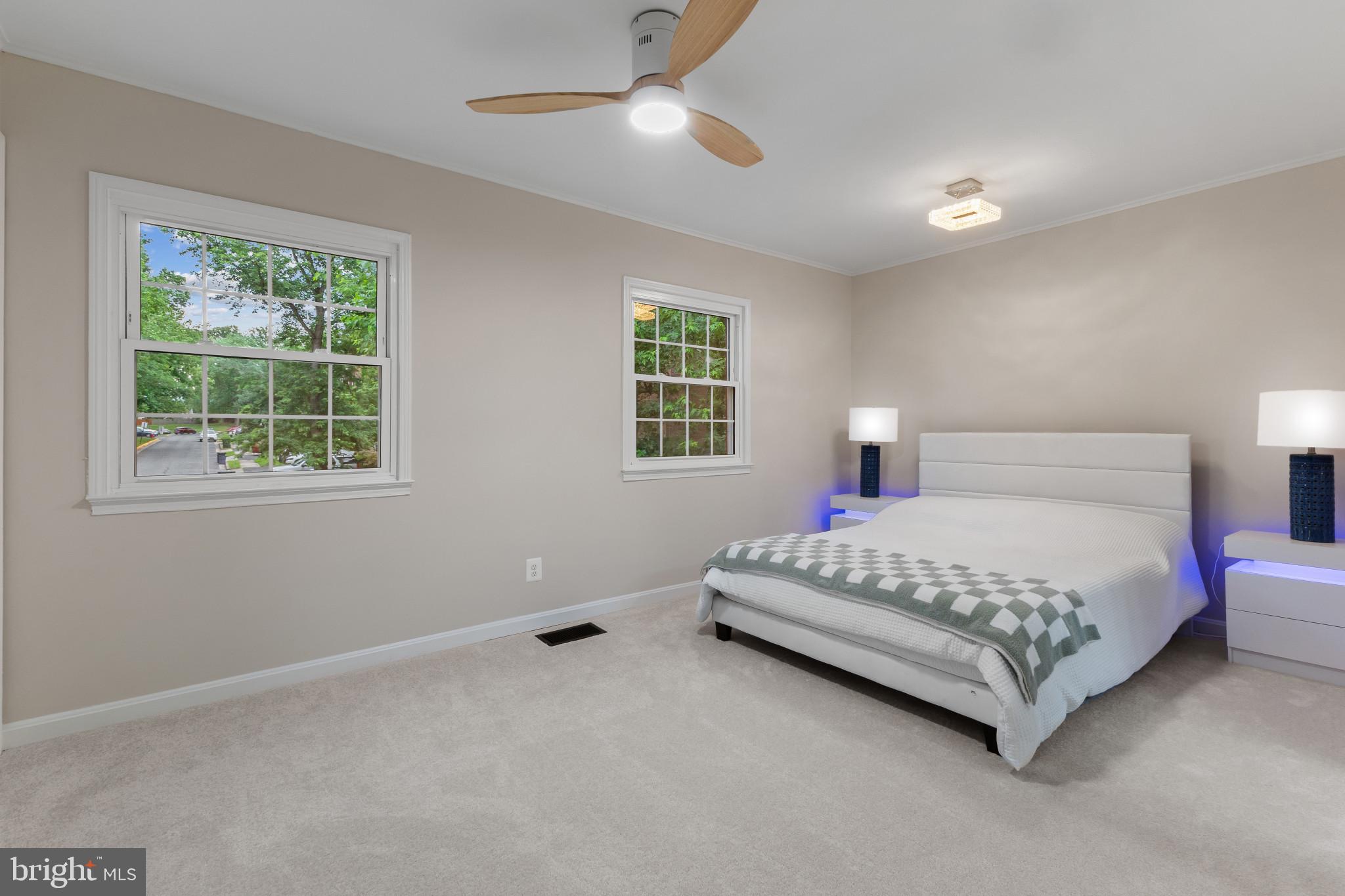 LONDON TOWNE - Residential