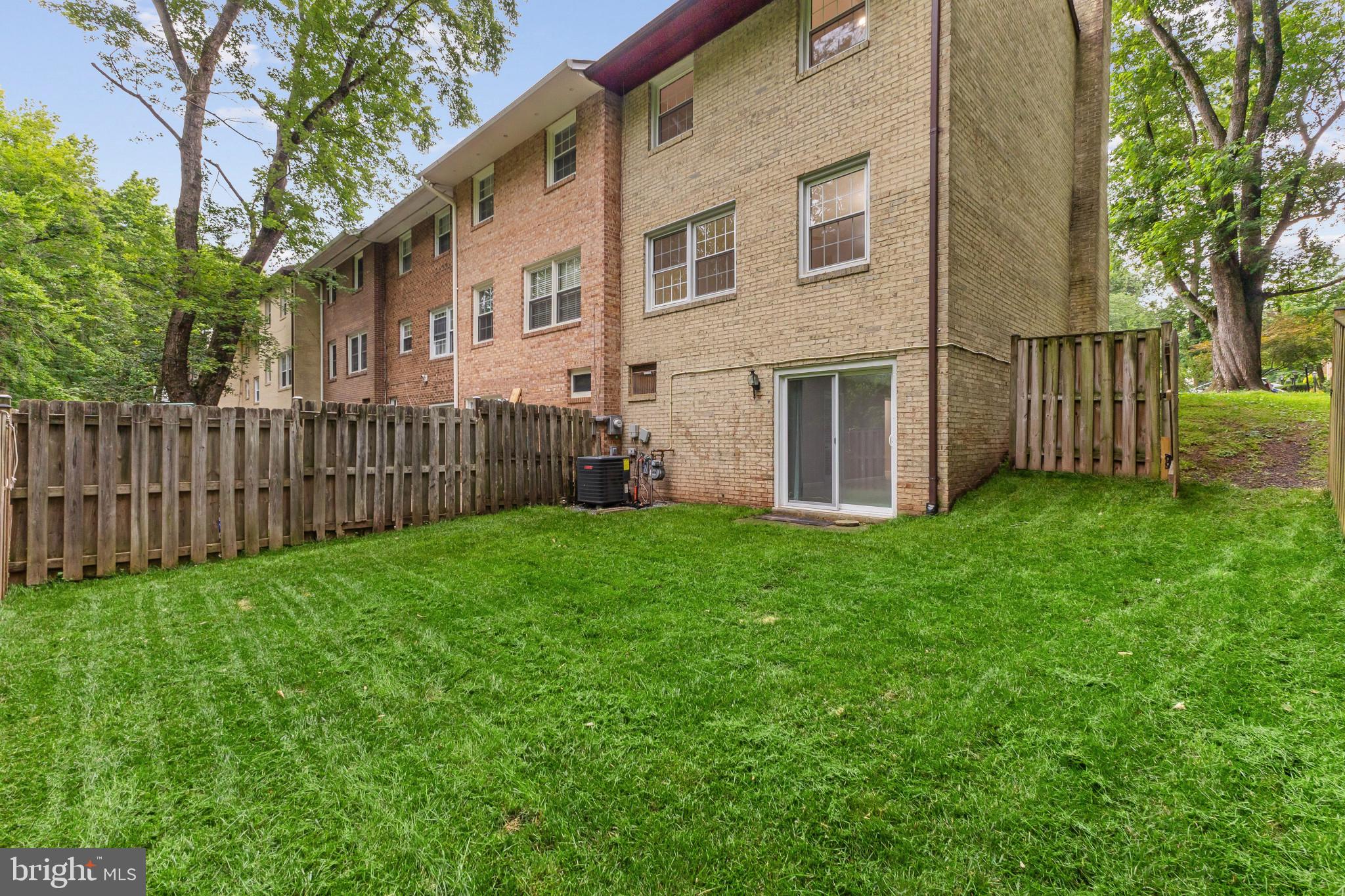 LONDON TOWNE - Residential