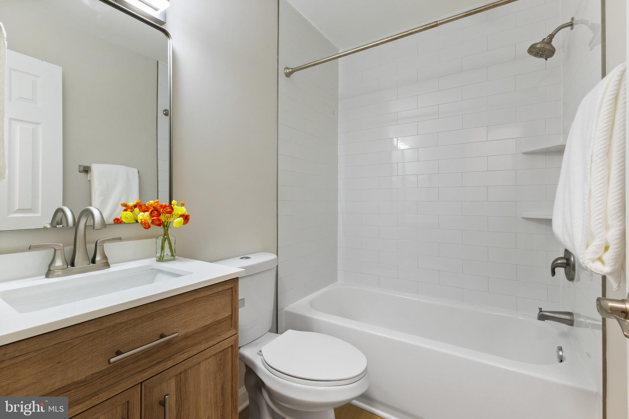 LONDON TOWNE - Residential
