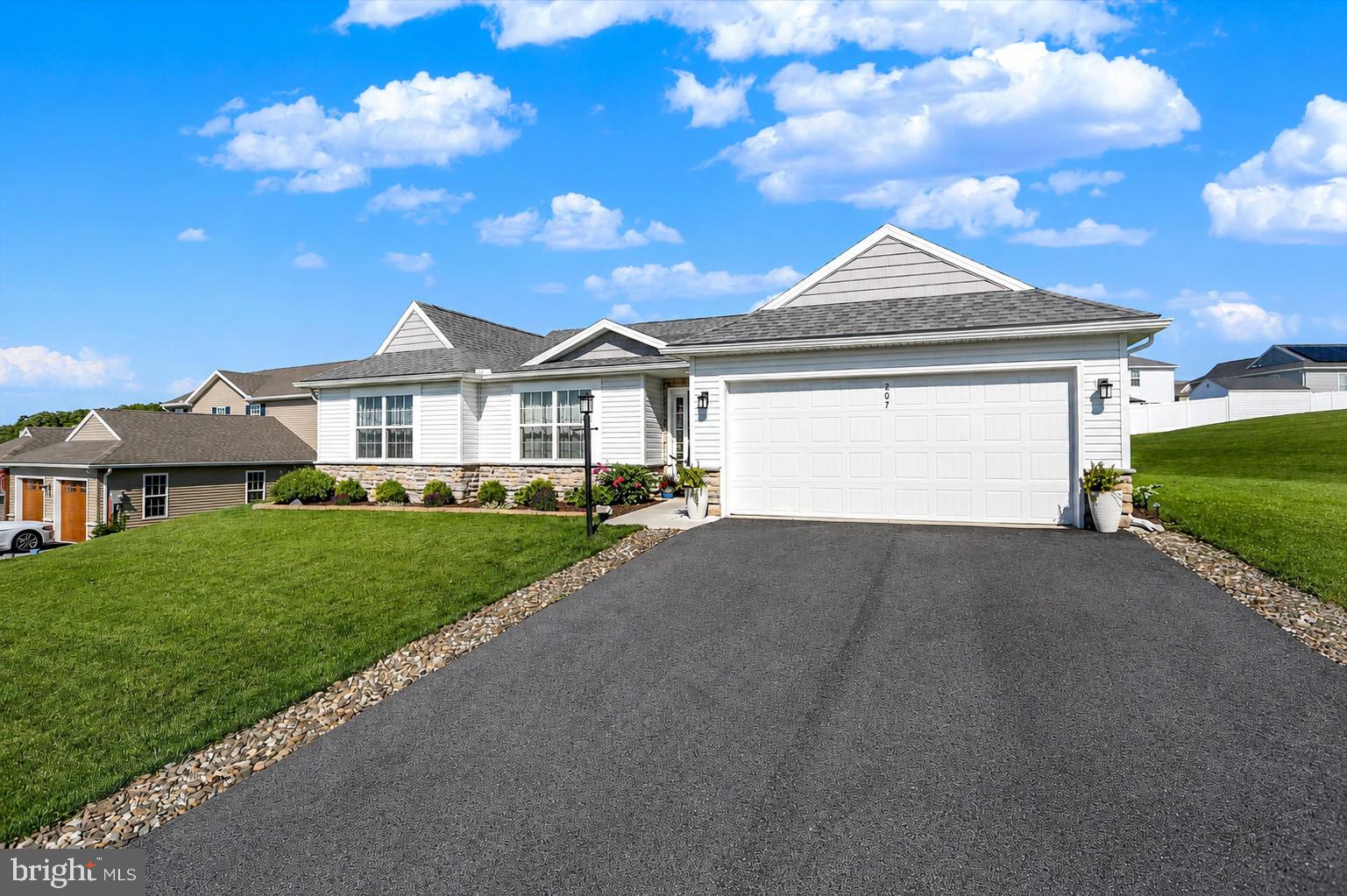 WINDY HEIGHTS, THE NEW - Residential