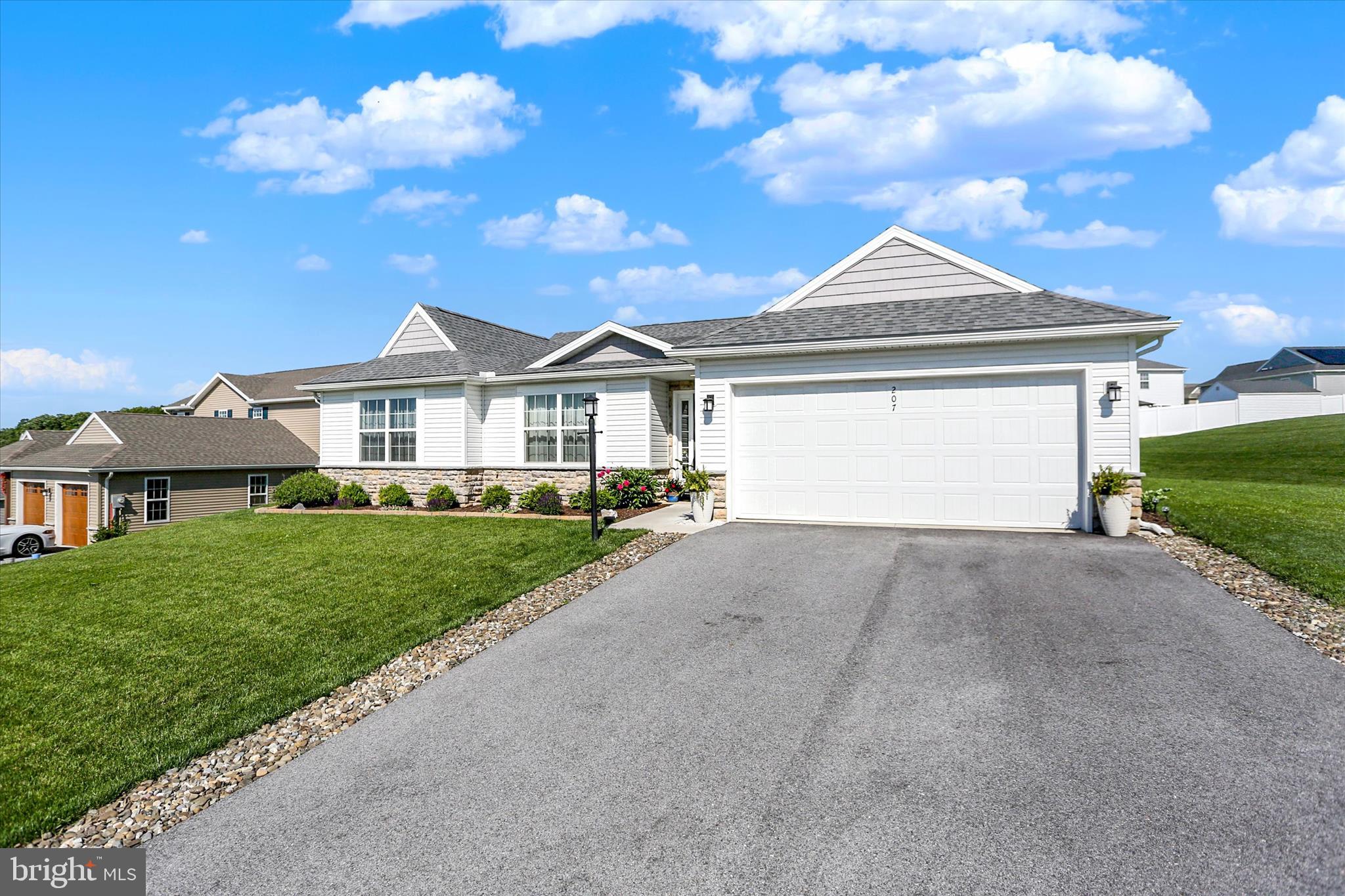 WINDY HEIGHTS, THE NEW - Residential