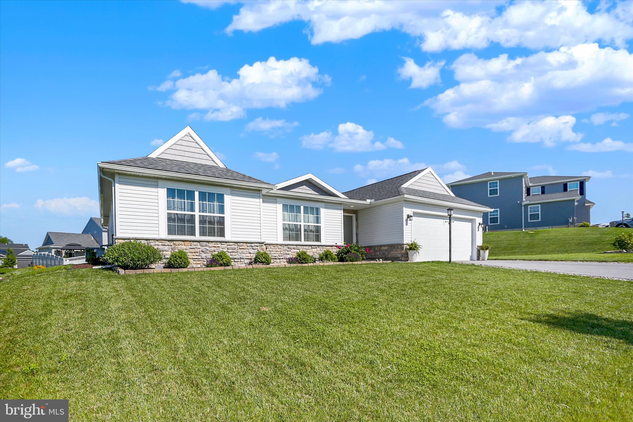 WINDY HEIGHTS, THE NEW - Residential