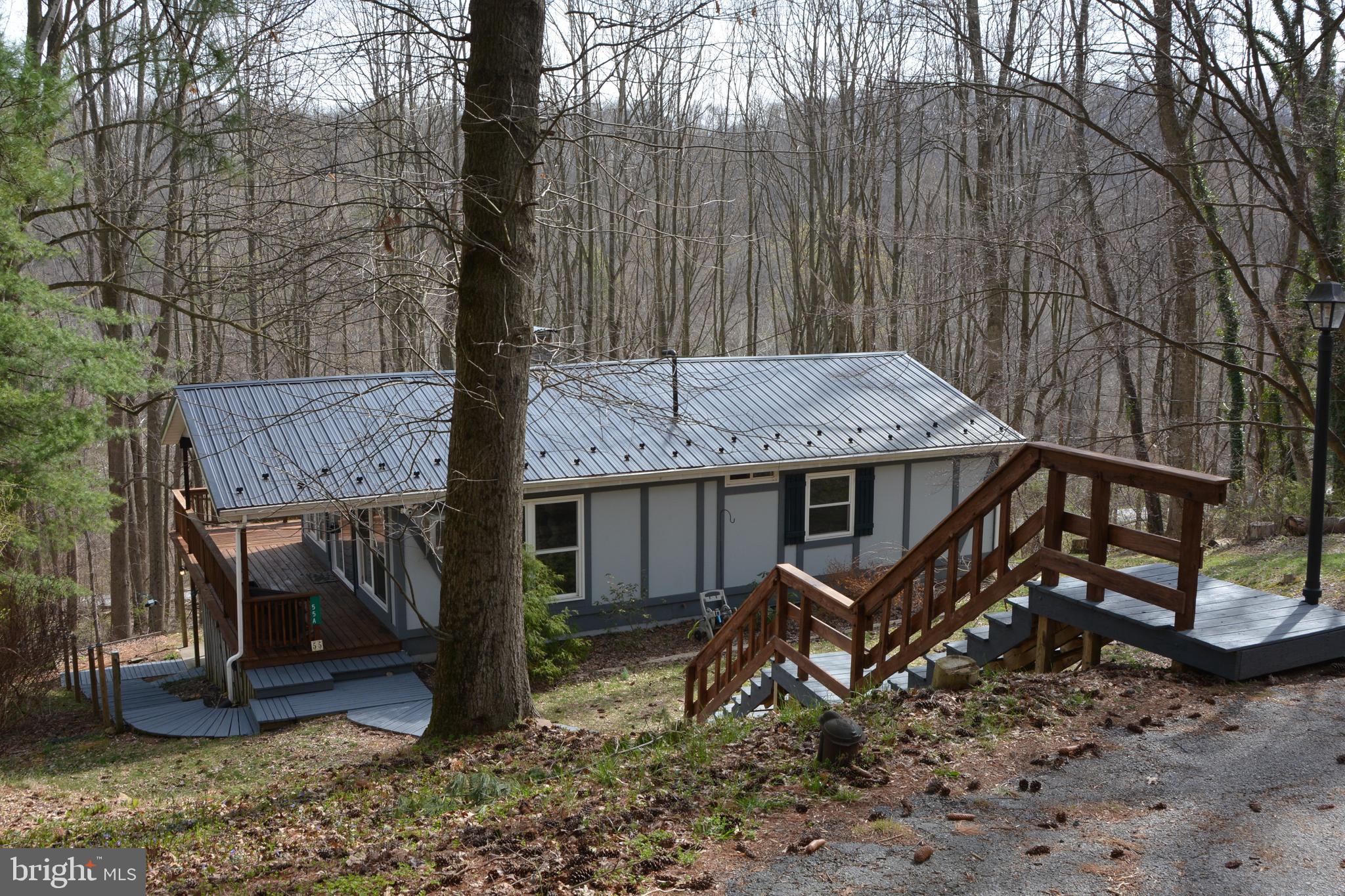 This is a lovely 3 bed 1 bath upper level apt in Carroll Valley.  Open floor plan . Great views of the lake from the deck.  Feshly painted with new floors. Washer and dryer included. Close to Rte 15 for easy travel. UTILITIES INCLUDED with this price. Tenant only pays for Cable.