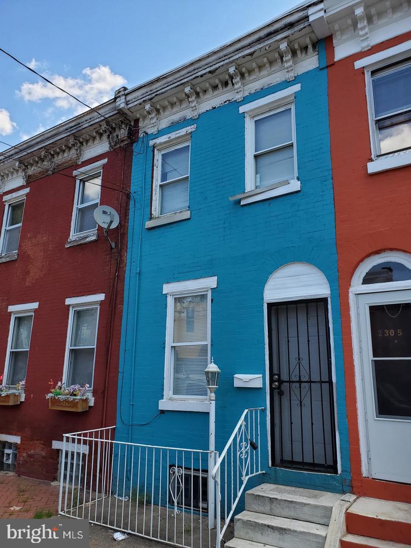 Attention investors! Great opportunity in  West Kensington priced to sell.  Two bedroom 1 bath home with back patio  in need of renovation.    Lots of new construction in the area- great investment potential. Property is sold in as is condition.