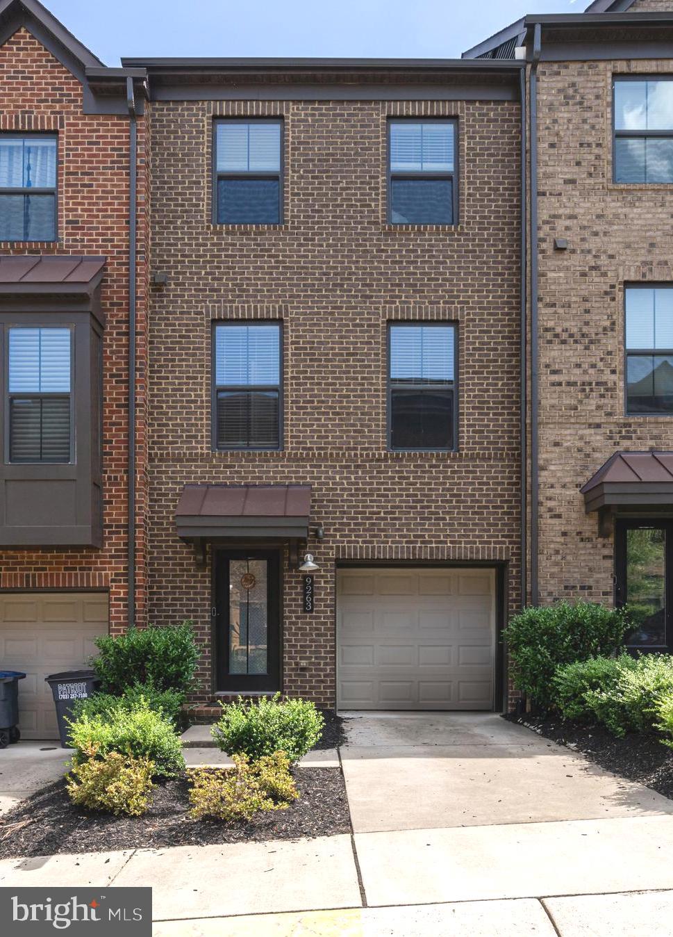 METRO ROW - Residential Lease