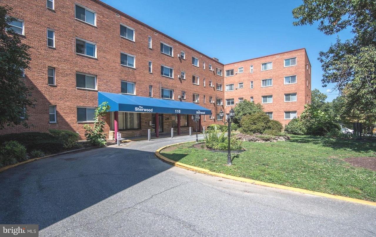Great financing available "Rare"  3 Br 2 Full Bath.  1260 SQ FT   "ITS BIG"     Close to  Metro.   Gas, Heat & Water included in Condo Fee.   Spacious  &   Bright Large Panoramic Window in Living Room . Kitchen with  GAS COOKING  updated Appliances & Granite counters. Convenient to Shopping & Restaurant. Laundry is across the hall from unit. Priced under market! Moved in ready "Come & be Dazzled"
"Call agent to enter right side of building"