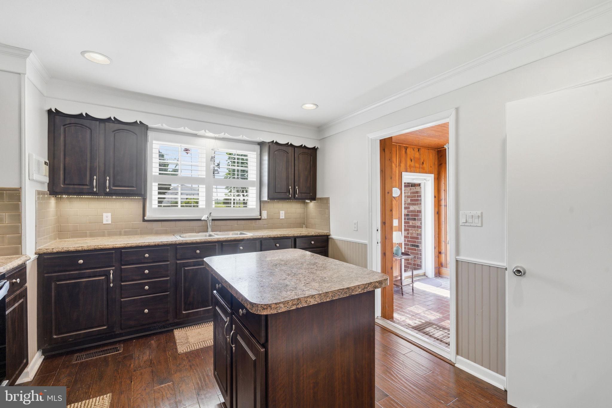WORTON - Commercial Sale