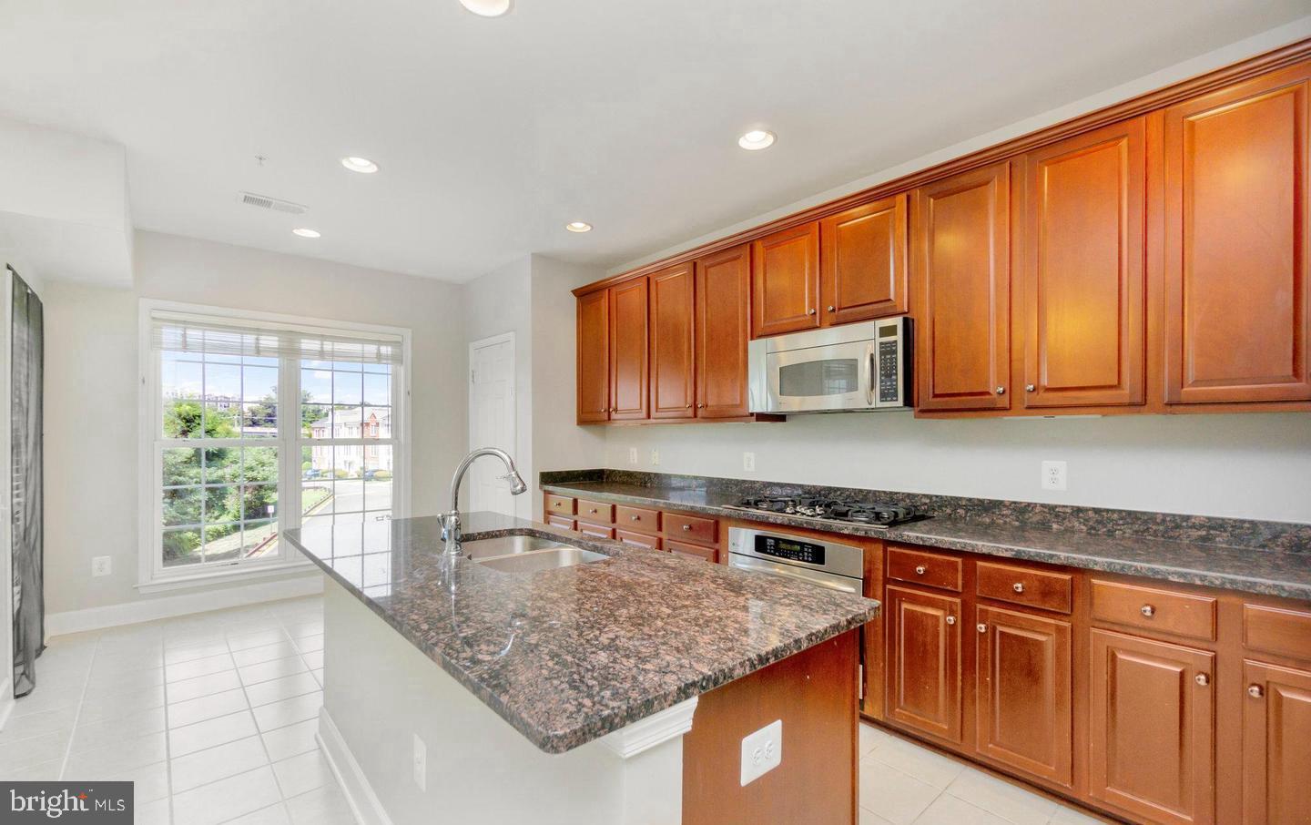POTOMAC CLUB CONDOMINIUMS - Residential