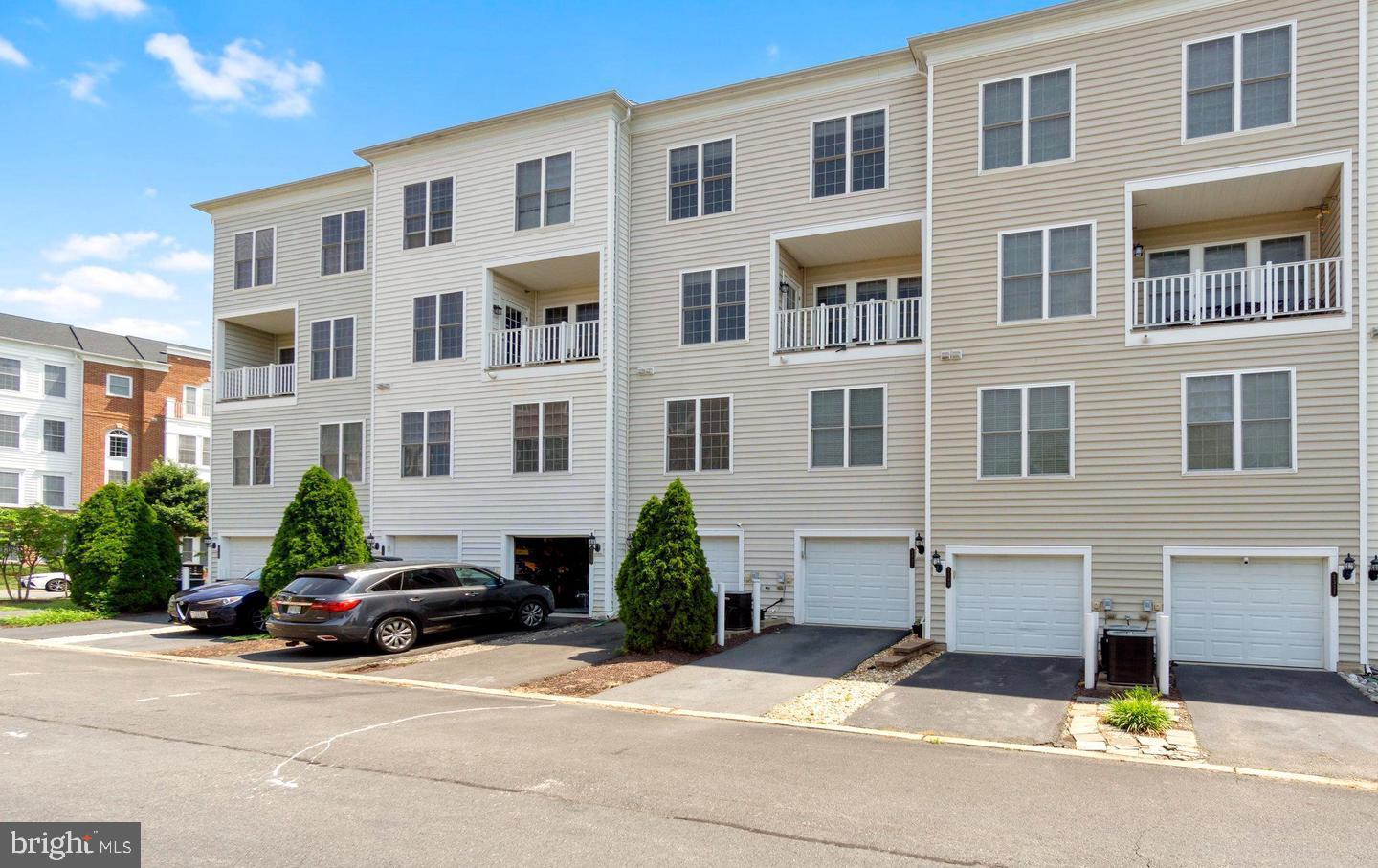 POTOMAC CLUB CONDOMINIUMS - Residential