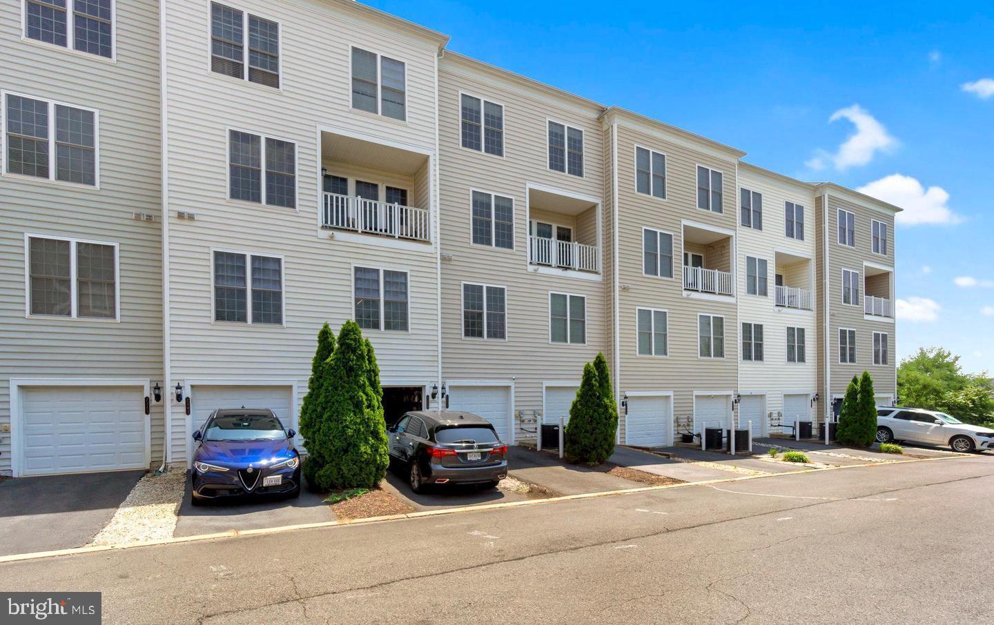 POTOMAC CLUB CONDOMINIUMS - Residential