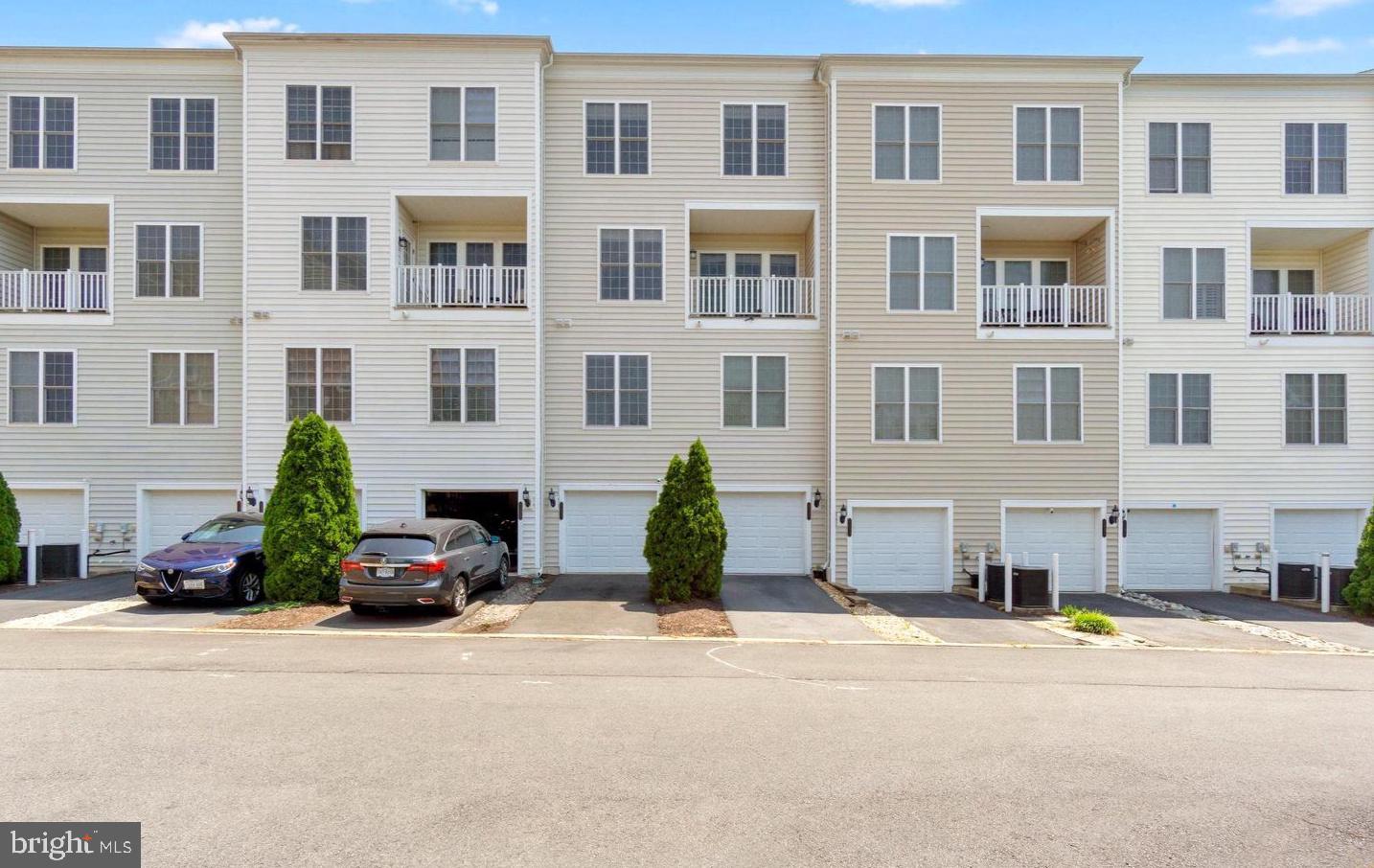 POTOMAC CLUB CONDOMINIUMS - Residential