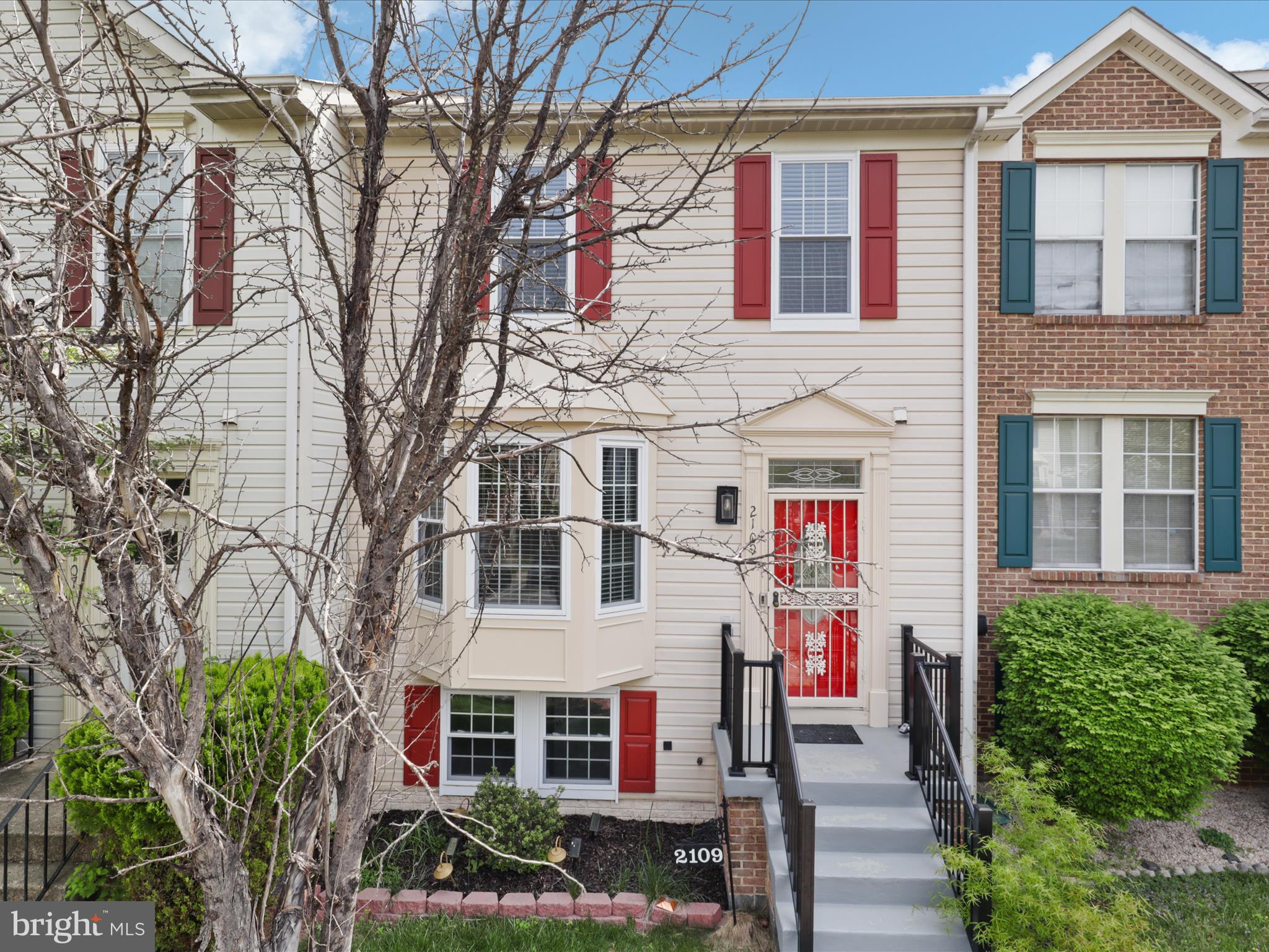 Beautiful well kept townhouse located in a desirable neighborhood.
Upgraded kitchen and all 3 bathrooms, new vinyl waterproof floors throughout, freshly painted throughout, , the spacious deck offers the comfort of your own home, finished basement and fenced yard with a spacious deck make it a truly inviting place to call home.