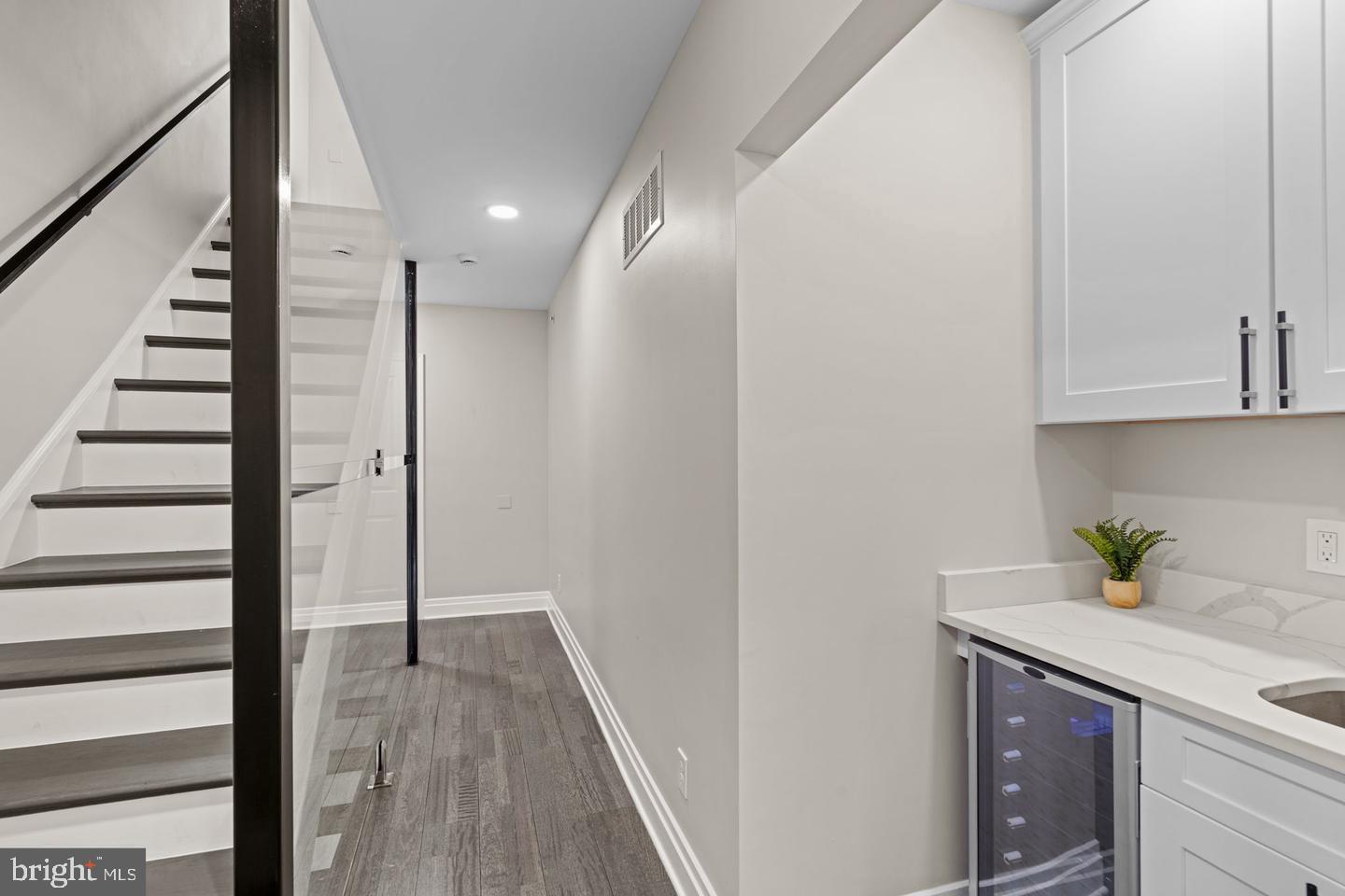 QUEEN VILLAGE - Residential