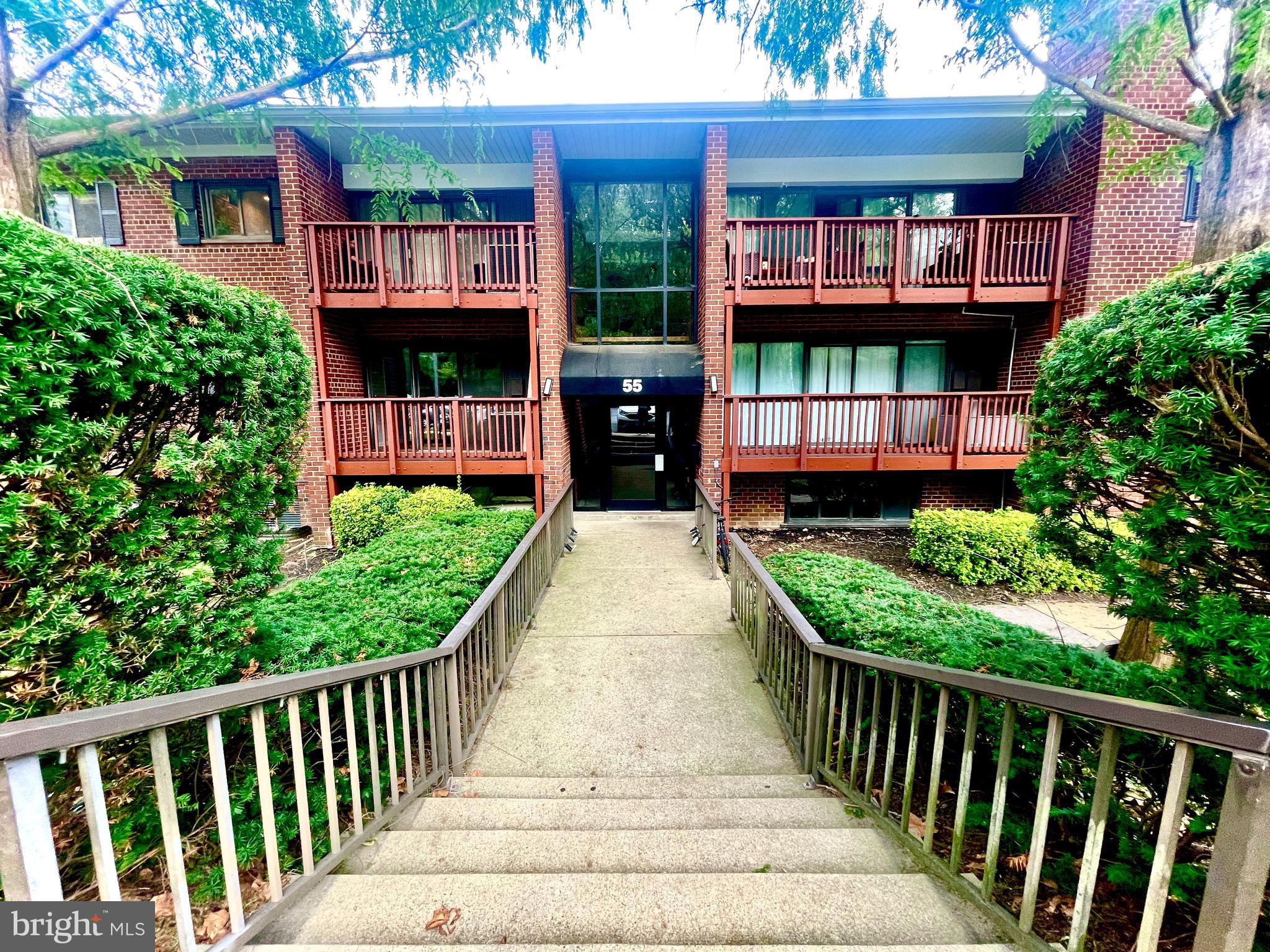 Location! Location! Sunny and Bright 3 Bedroom and 2 Full Bath renovated Condo. Master Bedroom has a Walk-In Closet. Great bedroom sizes, with plenty of storage. Pet Friendly. In the heart of Alexandria. Few minutes to 95, Kings ST Metro.