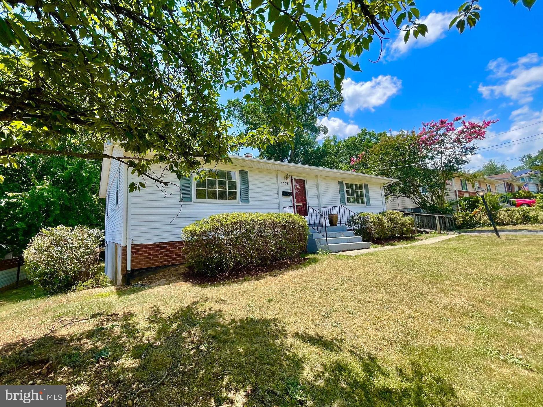 Four bedroom detached home in Franconia area for rent.    This lovely room has hardwood at main level, large picture windows allows a lot of natural light!    5 minutes drive to I495, Huntington metro, Ft Belvoir and grocery stores.  - 4 bedrooms, sep dining room, large lower level with bedroom, family room, bonus rooms and workshop/storage. Potential au pair suite in basement level. Walkout to level rear yard.  Long lease available.  Professionally managed.