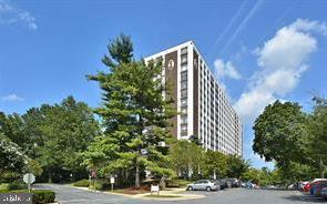 GREAT VALUE FOR A HUGE ONE BEDROOM CONDO JUST STEPS TO THE WHITE FLINT METRO STATION AND PIKE AND ROSE. SPECTACULAR VIEWS! SPACIOUS, 877 SQ.FT. ONE BEDROOM WITH ONE AND A HALF BATHROOMS. BIG PICTURE WINDOWS WITH SCENIC VISTA FROM 15TH FLOOR. WALK ONE BLOCK TO METRO. WALK ACROSS THE STREET TO PIKE AND ROSE. GREAT LOCATION AND VALUE. CLEAN AND READY TO MOVE RIGHT IN.
