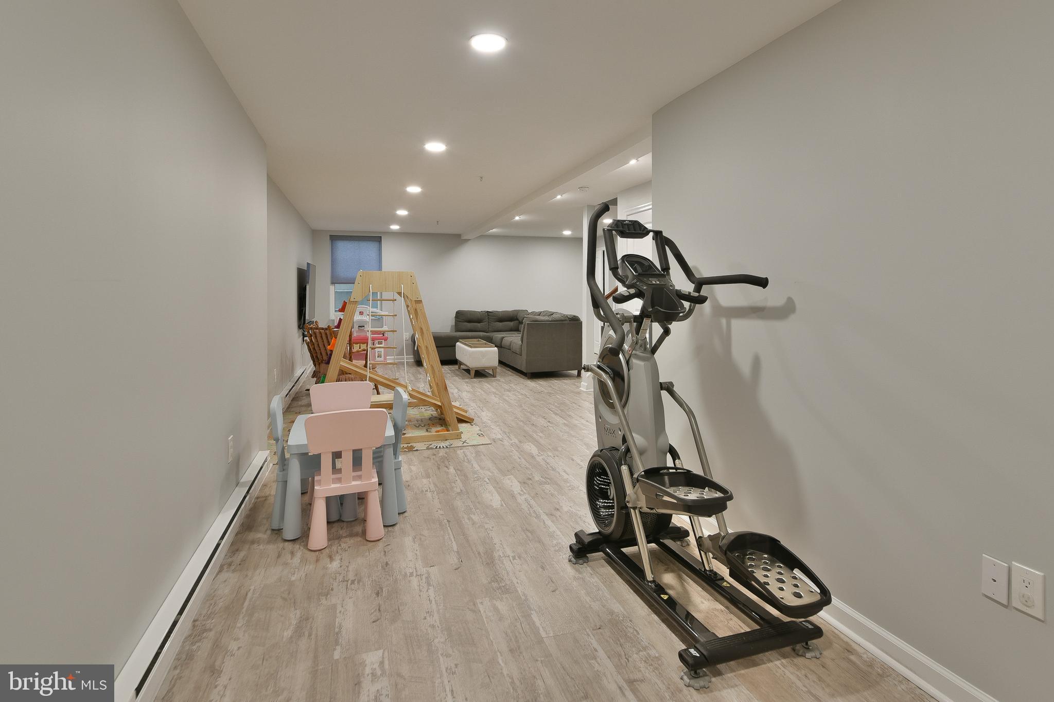 TOWNHOUSES AT CROOKED BILLET - Residential
