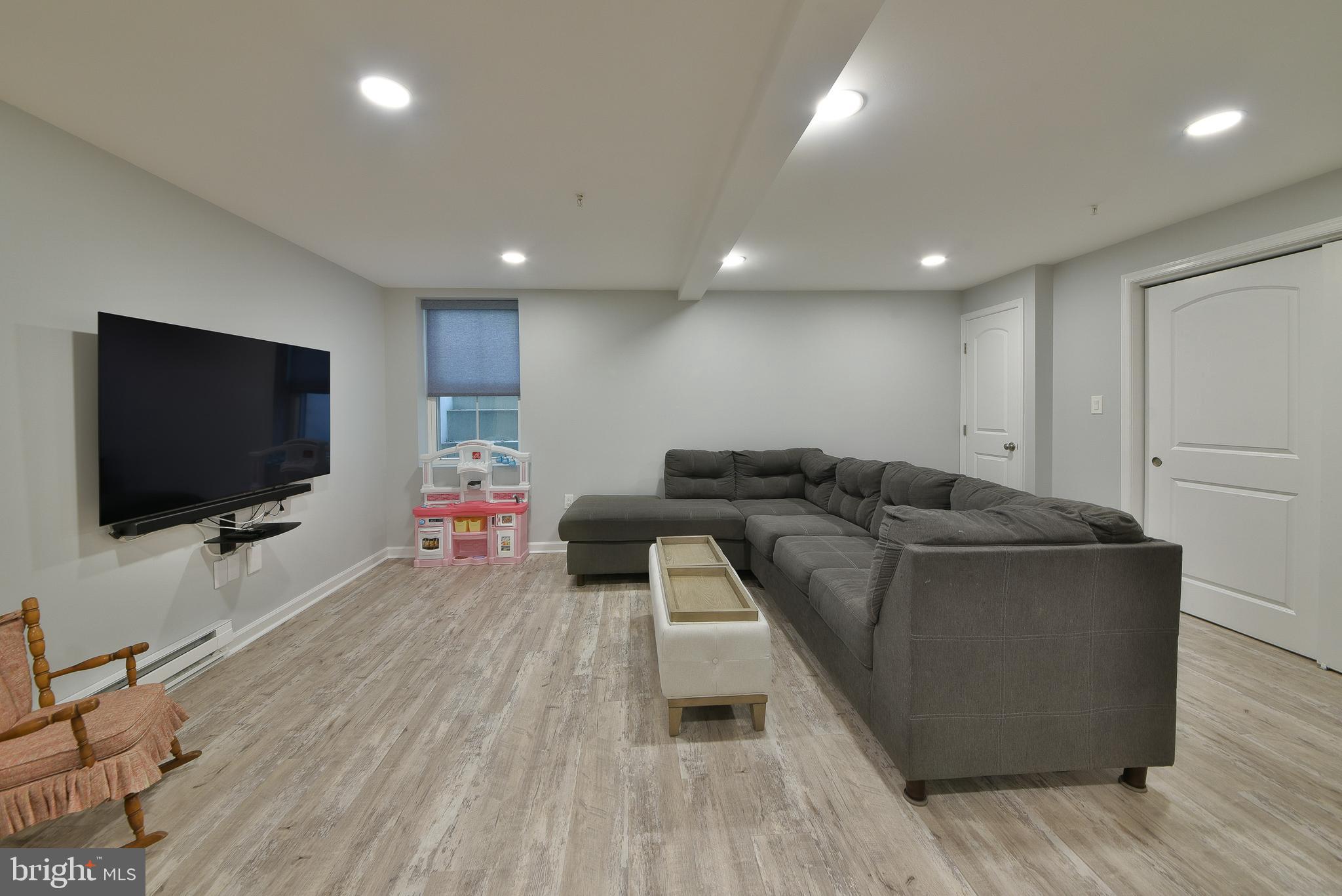 TOWNHOUSES AT CROOKED BILLET - Residential