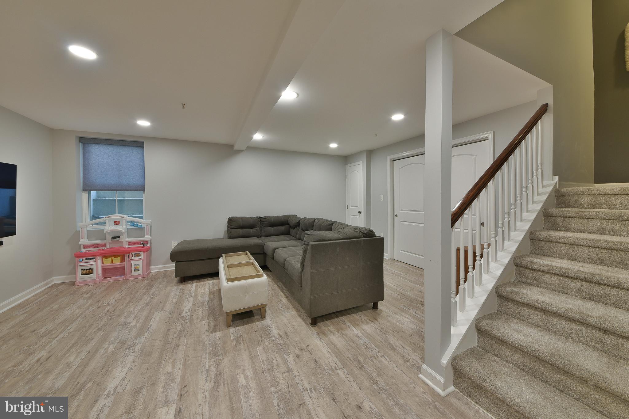 TOWNHOUSES AT CROOKED BILLET - Residential