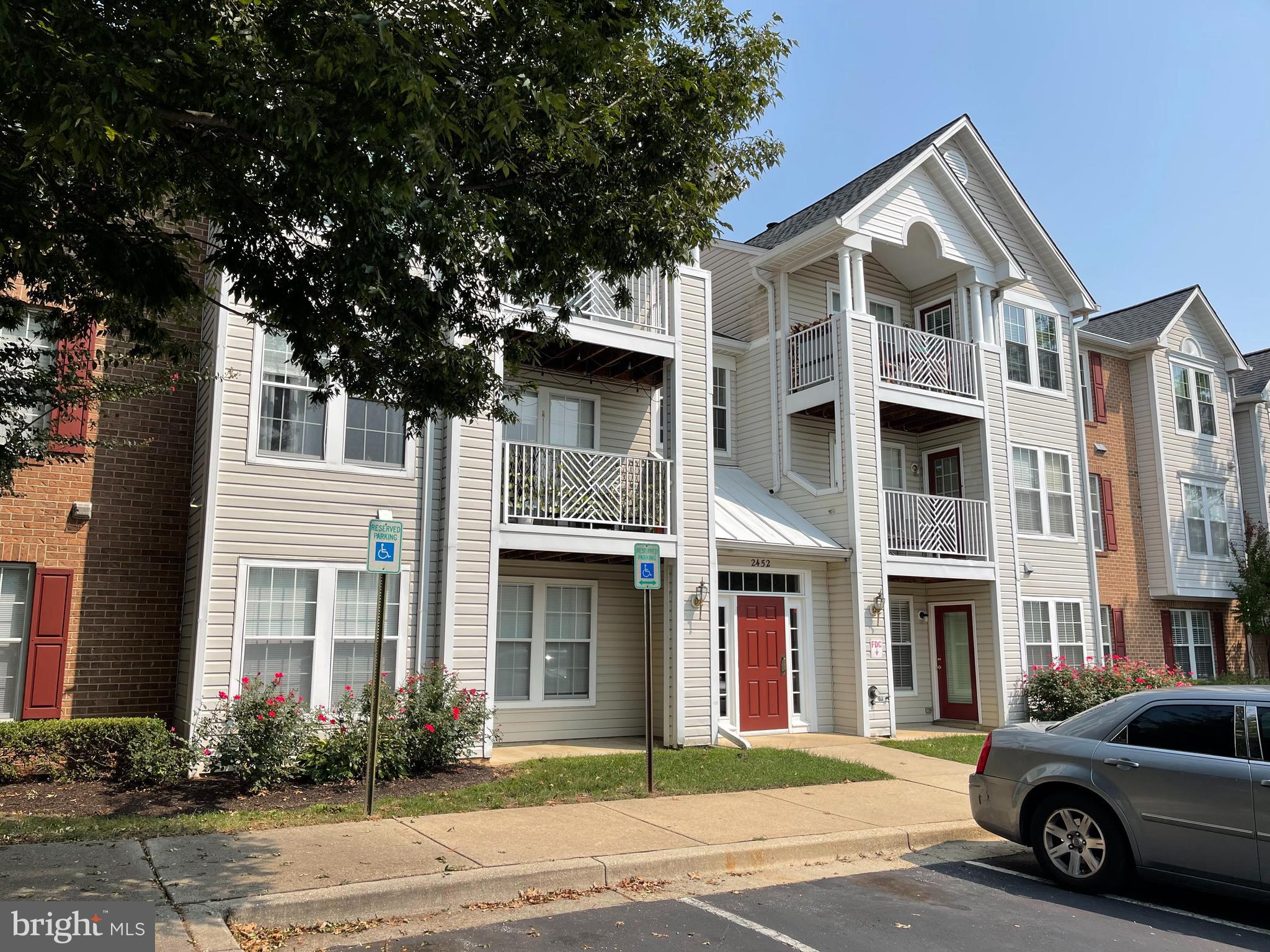 LOVELY 2 BR 2 BA GROUND LEVEL CONDO IN PINEY ORCHARD**NEW CARPET**FRESH PAINT**PREFER NO SMOKING & NO PETS, WILL CONSIDER CASE BY CASE THOUGH