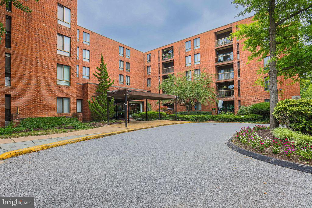Beautiful corner-unit condominium with easy access to parking via a nearby stairway, offering one of the largest two bedrooms and two full baths in a full-service building. The spacious primary suite features an en-suite bathroom and an oversized walk-in closet, providing ample space for a home office, hobby area, or extensive storage. A comfortable second bedroom and full guest bath add flexibility for family or visitors.
Enjoy the updated eat-in kitchen with a window, pantry, in-unit washer and dryer, and abundant cabinetry. The generous living and dining area opens to a private balcony with pleasant views, creating an inviting space for relaxing or entertaining. Located on the third floor with convenient elevator access, this residence offers both comfort and convenience. Building amenities include a doorman, secure lobby, party room, and library. New HVAC and flooring in Living/Dining Room!
Priced to sell, As Is! This is an exceptional opportunity to own a spacious, well-maintained home in a desirable full-service building.