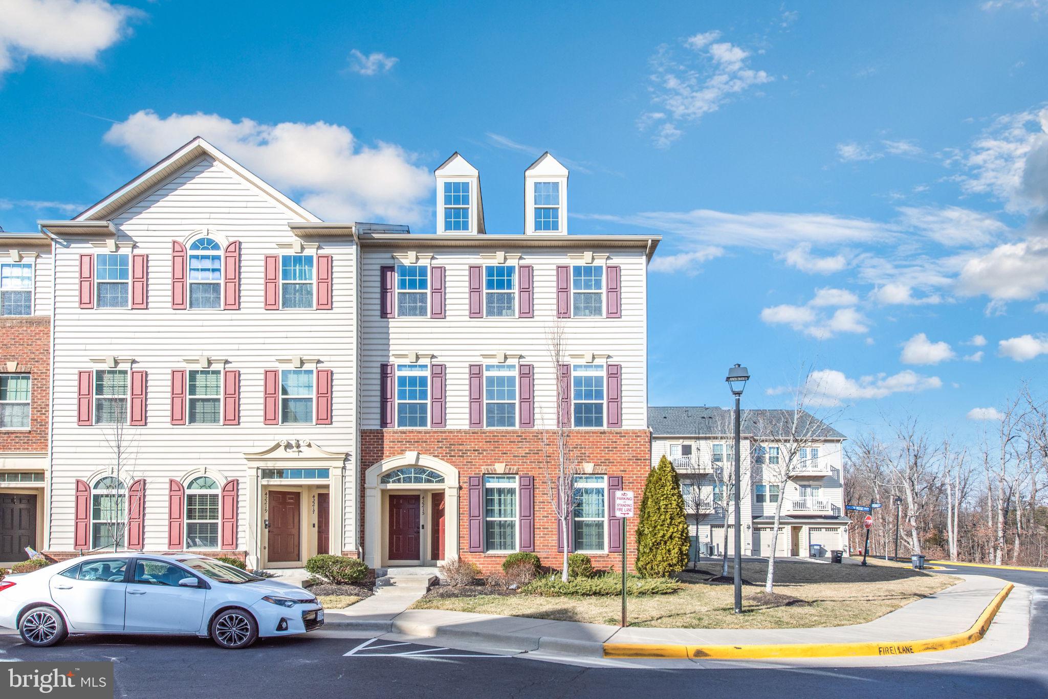 2 level end unit garage townhome with 3 bedrooms and 2.5 bathrooms.  Open floor plan with living room/dining combo.  Electric fireplace.   Kitchen island/bar, stainless steel appliances, granite counter tops and abundant cabinet space.  Wood floor in kitchen.  Spacious master bedroom with luxury bath and walk in closets, bedrooms 2 and 3, hall bath and laundry room on second level.  Master bedroom bath includes a soaking tub, stand-alone shower and double bowl vanity.  1 car garage has door opener and exterior keypad access.  Convenient location to Dulles Airport and I66.