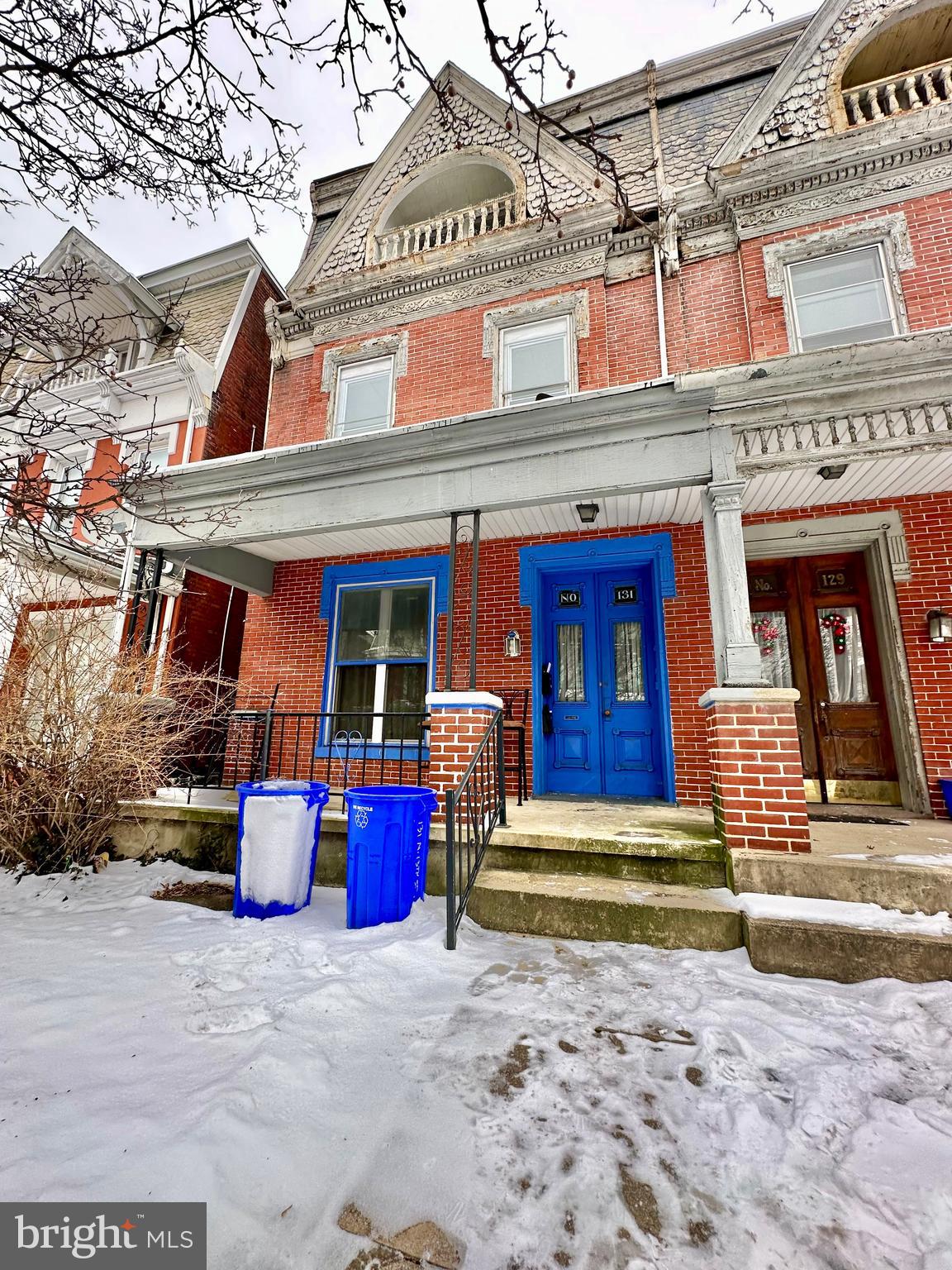 Welcome to this charming 2-unit building located in the heart of the city. This property offers a unique opportunity for both homeownership and investment. The building consists of two well-maintained units which presents a fantastic opportunity for both homeowners and investors alike.
Unit 1 is a cozy and efficient 1-bedroom layout, providing an intimate and inviting space. While Unit 2, the larger of the two, boasts an expansive 3-bedroom layout.
Conveniently located near public transportation and a short walk to the capital, schedule your showing today.