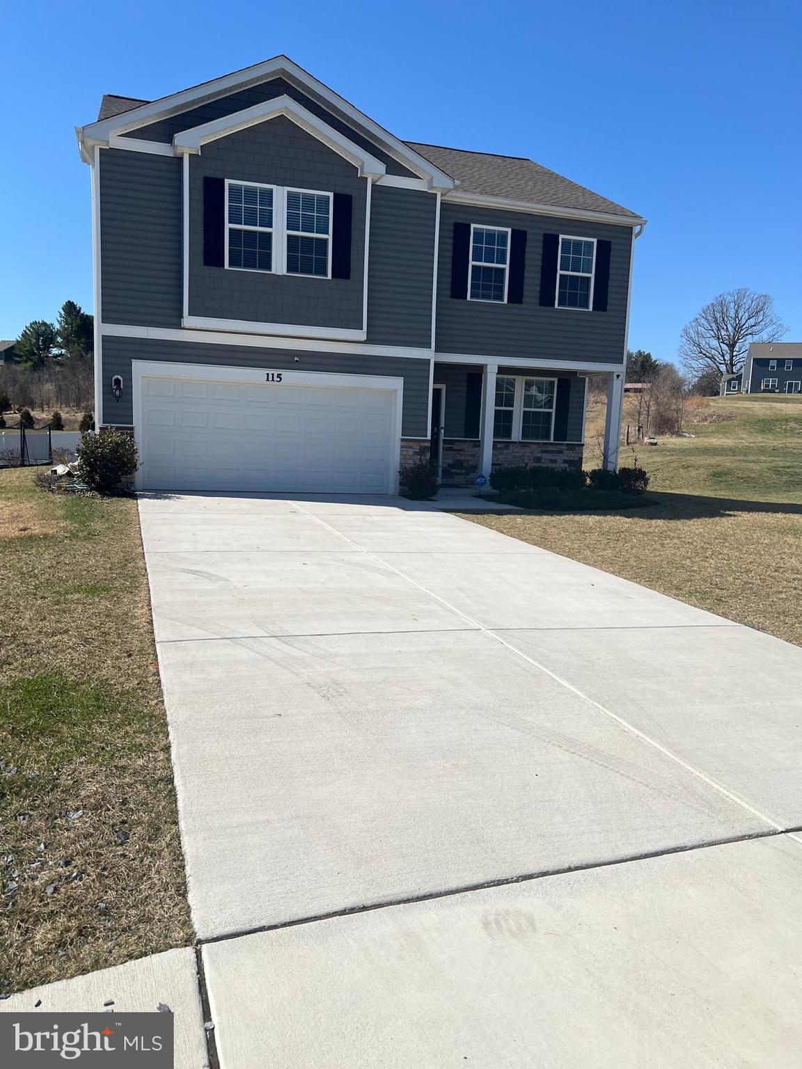 Move-in ready home featuring a spacious layout, well-maintained interiors, and modern finishes throughout. Conveniently located near major commuter routes, shopping, and dining. Seller is open to reviewing all offers. Don’t miss this incredible opportunity!