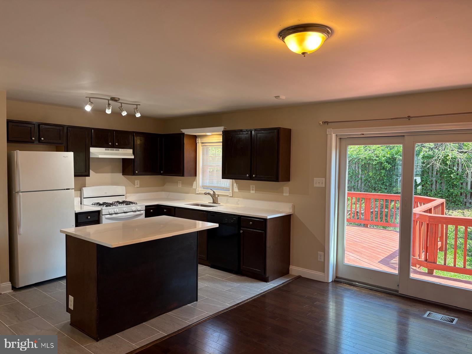 LAKEWOOD ESTATES - Residential