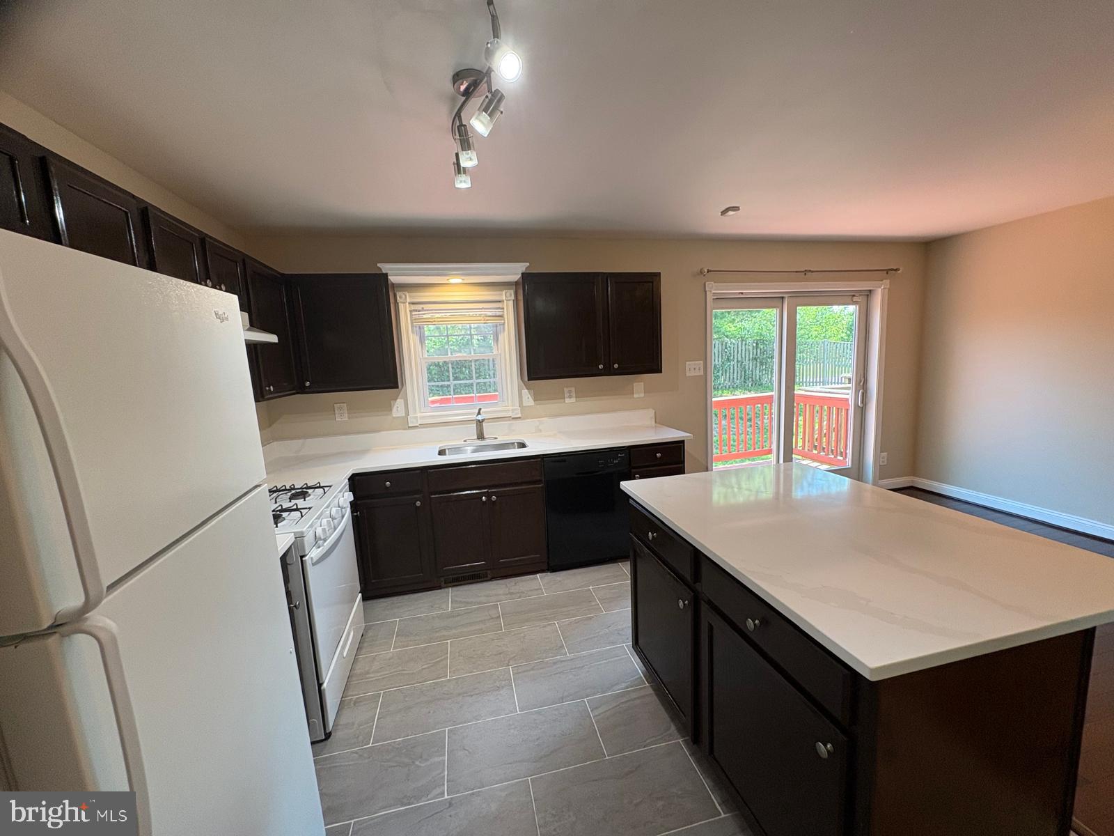 LAKEWOOD ESTATES - Residential