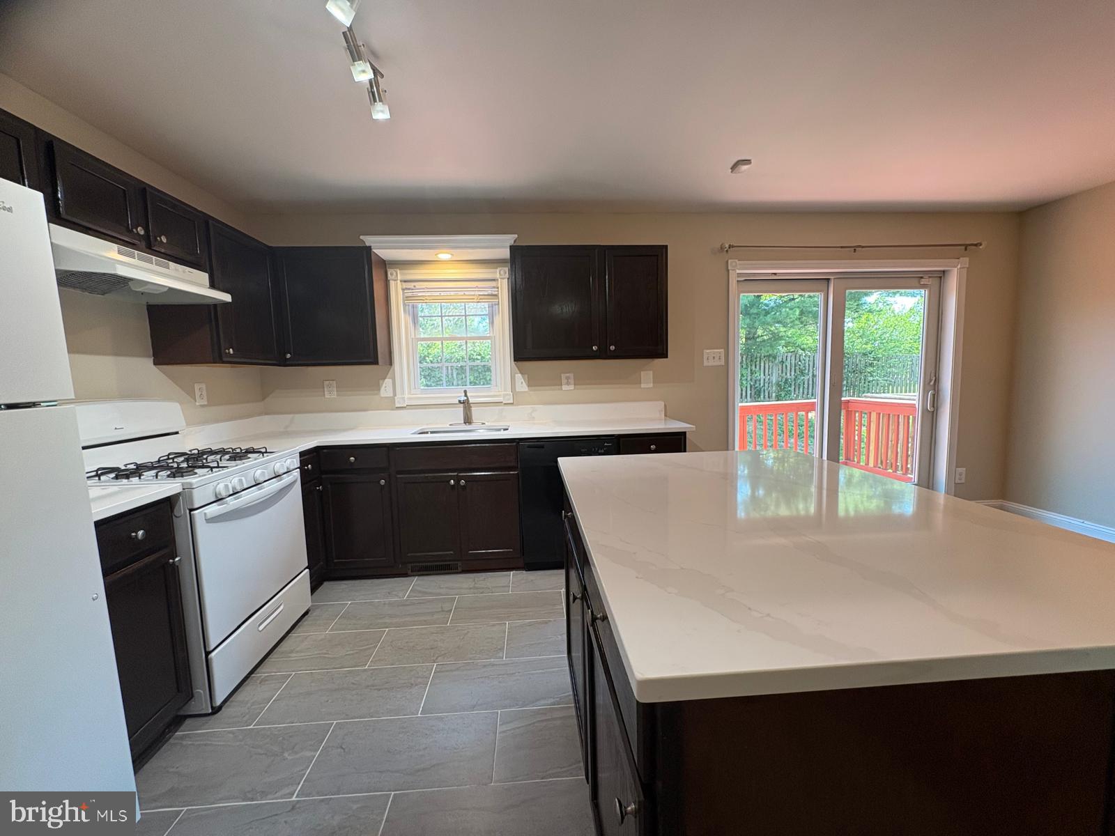 LAKEWOOD ESTATES - Residential
