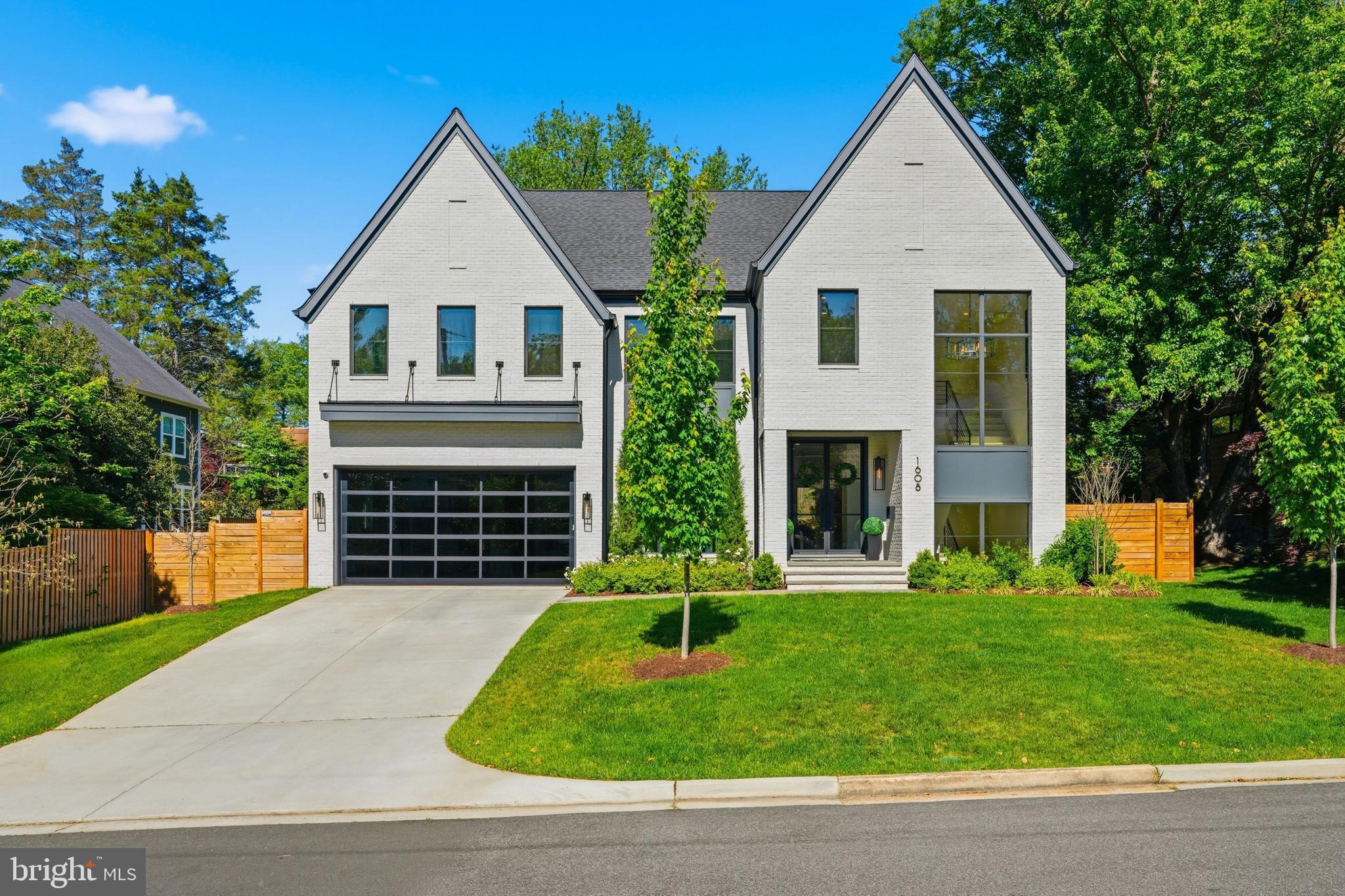 MCLEAN MANOR - Residential